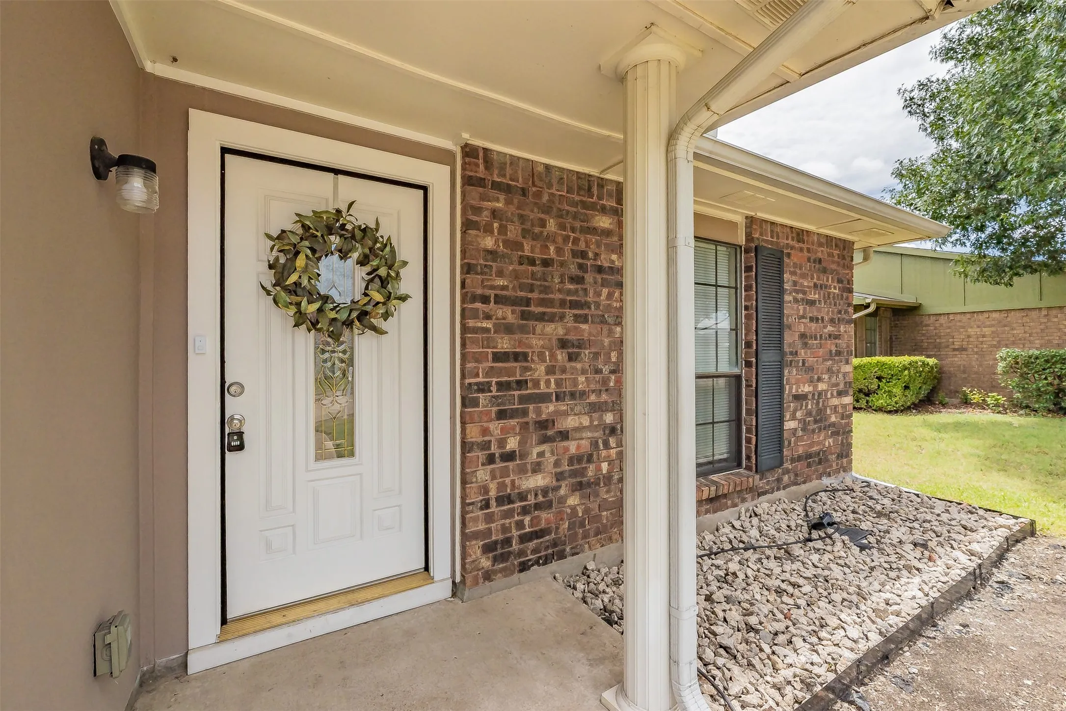 Single Family Residence For Sale in Dallas County , 720 Nora Lane, De Soto, Texas 75115, 3 Bedroom, 2 Bathroom, 2 Garage spaces, 1,733 Sqft, built in 1979, mls#21334581, Real Estate Agent in De Soto, Homes For Sale in Dallas county, Homes For Sale in De Soto, Realtor in De Soto Texas, Real Estate Brokerage Independent Realty Texas, Luminita Cordes Realtor