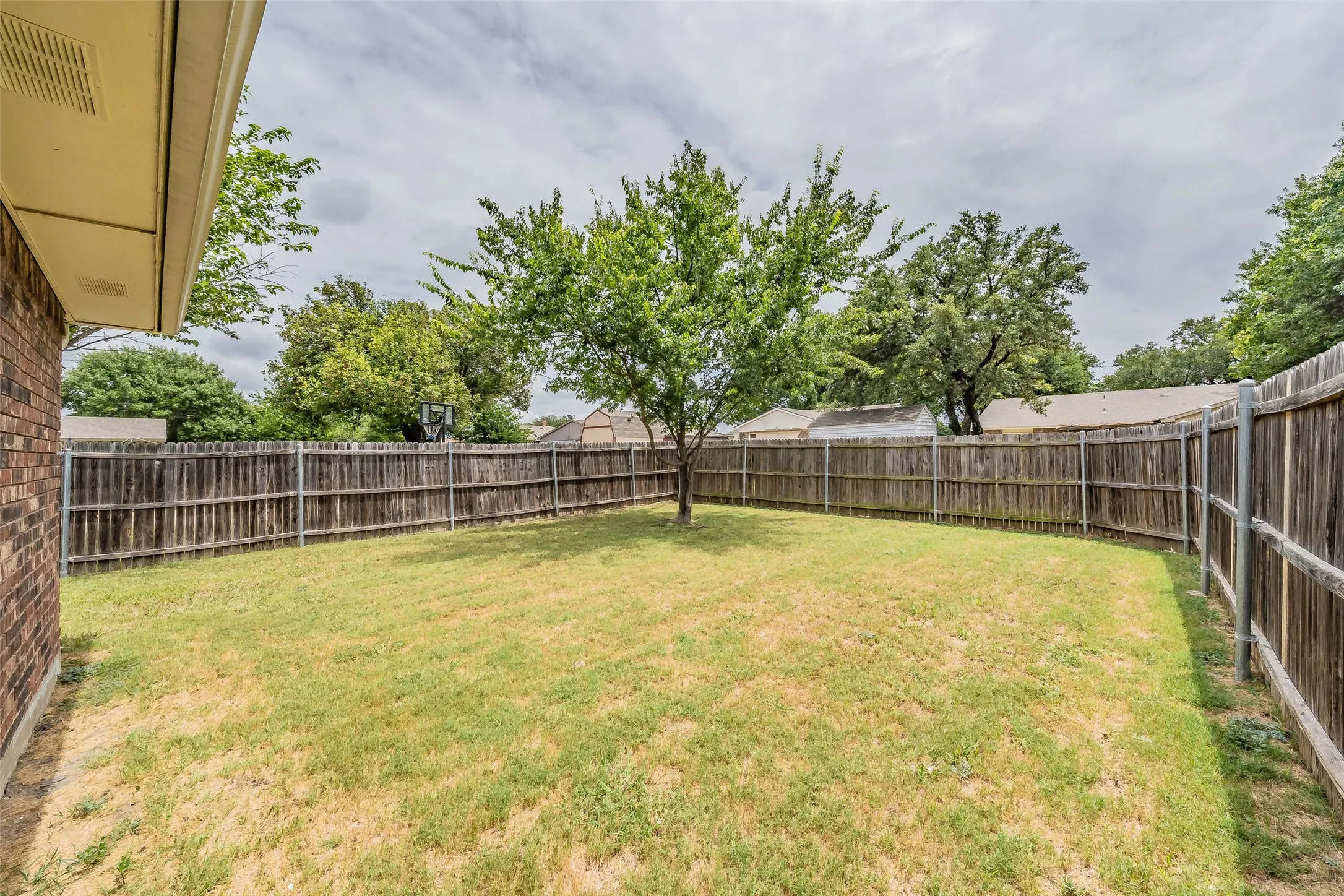 Single Family Residence For Sale in Dallas County , 720 Nora Lane, De Soto, Texas 75115, 3 Bedroom, 2 Bathroom, 2 Garage spaces, 1,733 Sqft, built in 1979, mls#21334581, Real Estate Agent in De Soto, Homes For Sale in Dallas county, Homes For Sale in De Soto, Realtor in De Soto Texas, Real Estate Brokerage Independent Realty Texas, Luminita Cordes Realtor