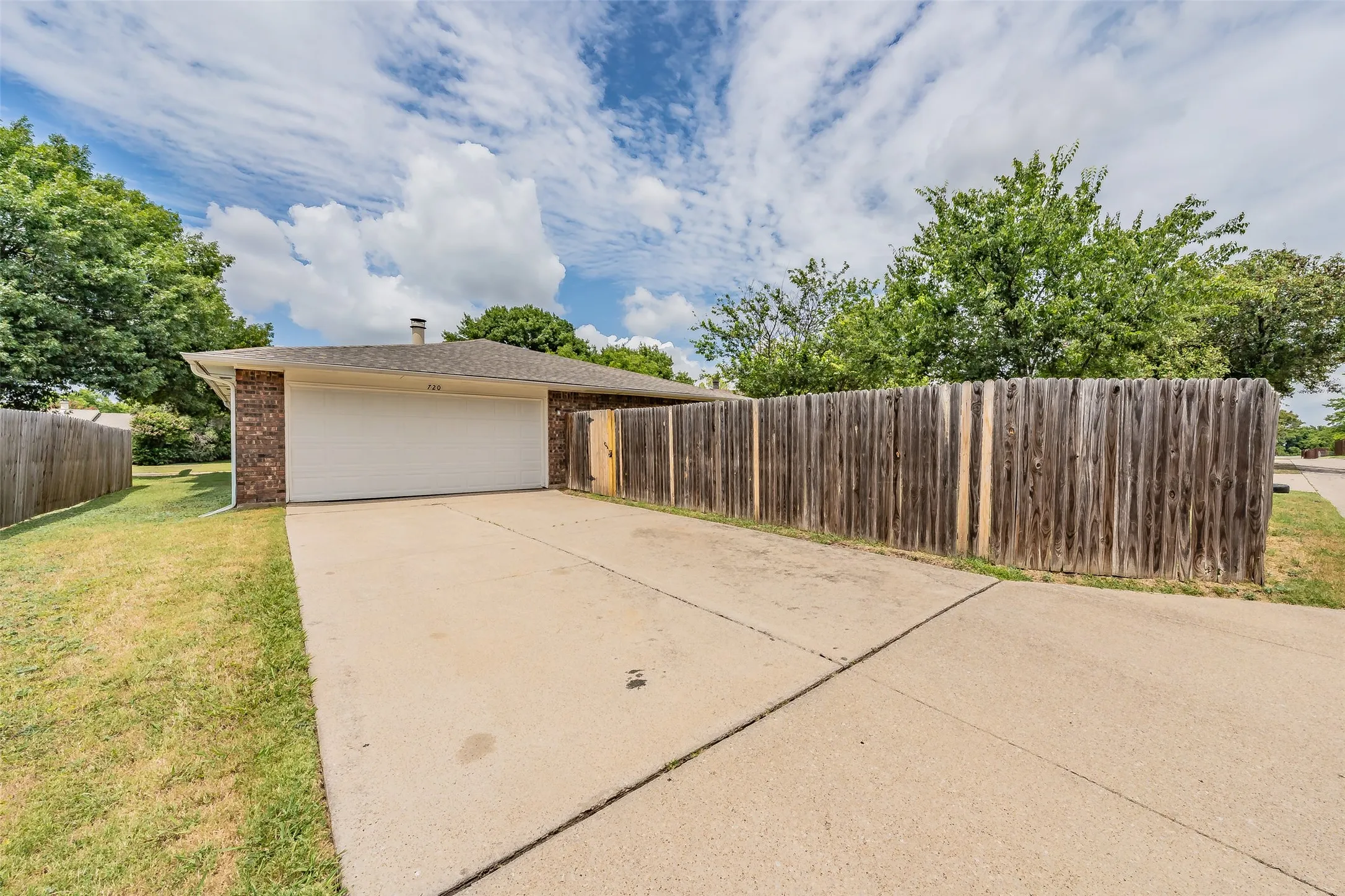 Single Family Residence For Sale in Dallas County , 720 Nora Lane, De Soto, Texas 75115, 3 Bedroom, 2 Bathroom, 2 Garage spaces, 1,733 Sqft, built in 1979, mls#21334581, Real Estate Agent in De Soto, Homes For Sale in Dallas county, Homes For Sale in De Soto, Realtor in De Soto Texas, Real Estate Brokerage Independent Realty Texas, Luminita Cordes Realtor