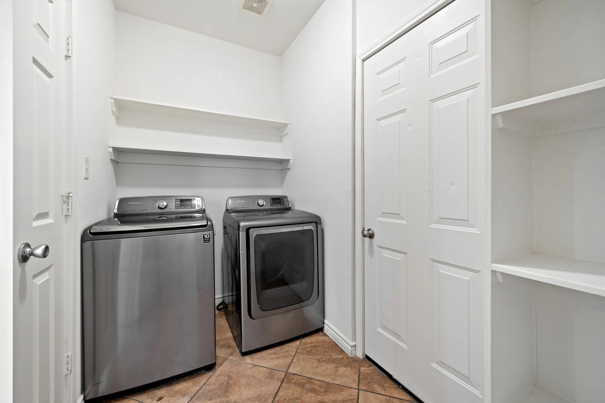 Single Family Residence For Sale in Collin County , 8121 Case Drive, Plano, Texas 75025, 4 Bedroom, 3 Bathroom, 2 Garage spaces, 3,060 Sqft, built in 1995, mls#21323815, Real Estate Agent in Plano, Homes For Sale in Collin county, Homes For Sale in Plano, Realtor in Plano Texas, Real Estate Brokerage Independent Realty Texas, Luminita Cordes Realtor