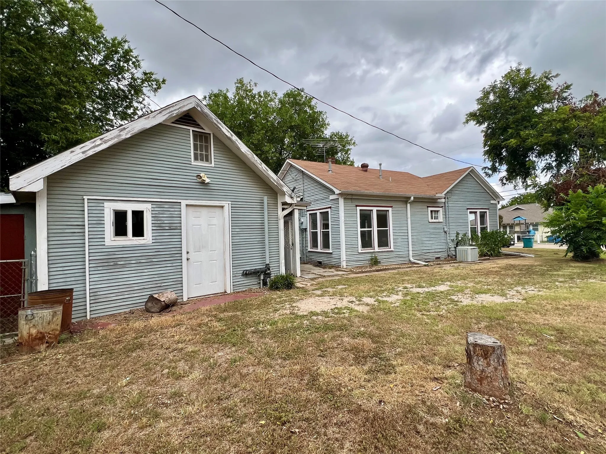 Single Family Residence For Sale in Clay County , 405 E South, Henrietta, Texas 76365, 4 Bedrooms, 2 Bathrooms, Garage spaces, 1,526 Sqft, built in 1935, Price $89,000, mls#21334660, Real Estate Agent in Henrietta, Homes For Sale in Clay county, Homes For Sale in Henrietta, Realtor in Henrietta Texas, Real Estate Brokerage Independent Realty Texas, Luminita Cordes Realtor