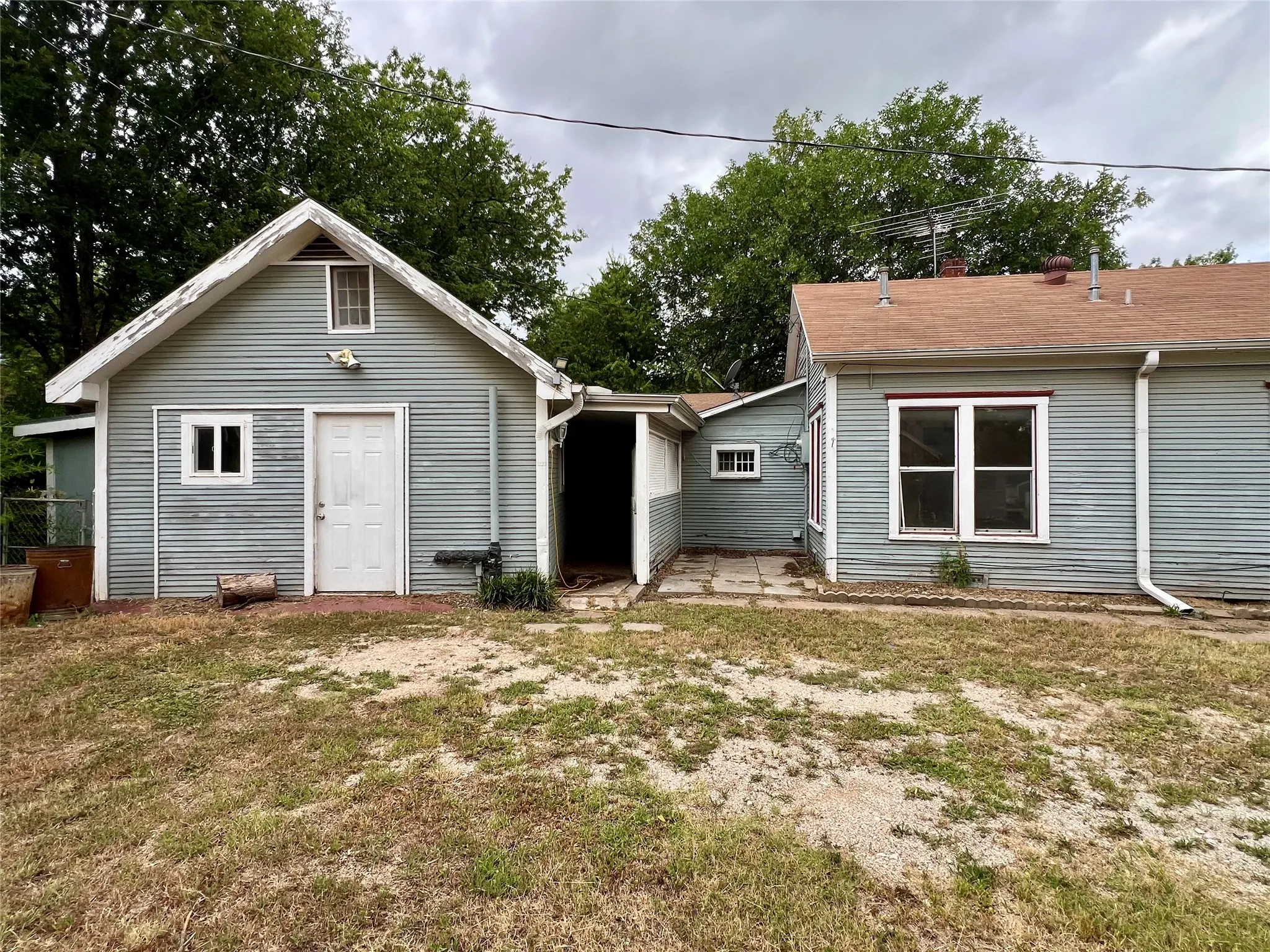 Single Family Residence For Sale in Clay County , 405 E South, Henrietta, Texas 76365, 4 Bedrooms, 2 Bathrooms, Garage spaces, 1,526 Sqft, built in 1935, Price $89,000, mls#21334660, Real Estate Agent in Henrietta, Homes For Sale in Clay county, Homes For Sale in Henrietta, Realtor in Henrietta Texas, Real Estate Brokerage Independent Realty Texas, Luminita Cordes Realtor