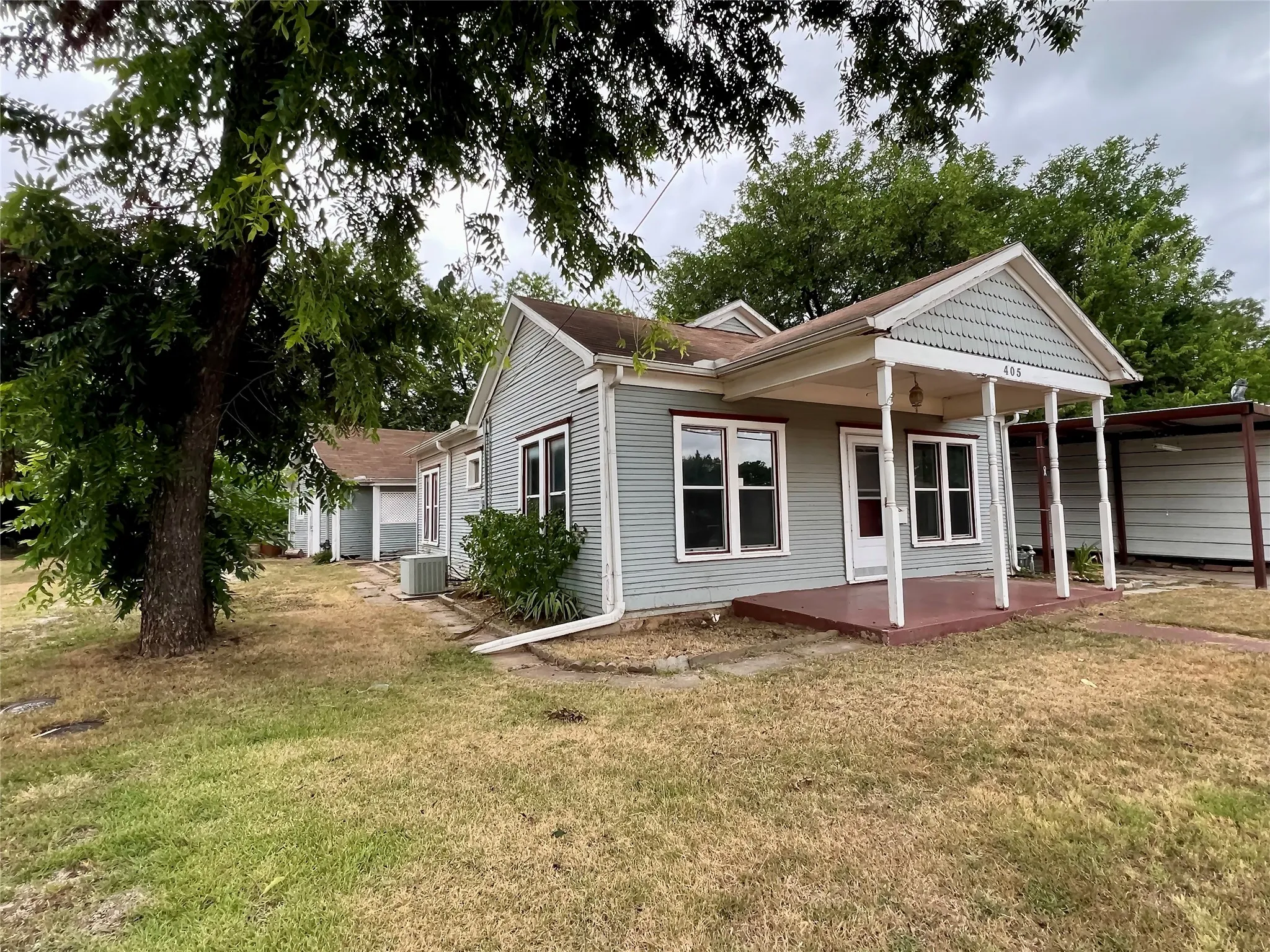 Single Family Residence For Sale in Clay County , 405 E South, Henrietta, Texas 76365, 4 Bedrooms, 2 Bathrooms, Garage spaces, 1,526 Sqft, built in 1935, Price $89,000, mls#21334660, Real Estate Agent in Henrietta, Homes For Sale in Clay county, Homes For Sale in Henrietta, Realtor in Henrietta Texas, Real Estate Brokerage Independent Realty Texas, Luminita Cordes Realtor