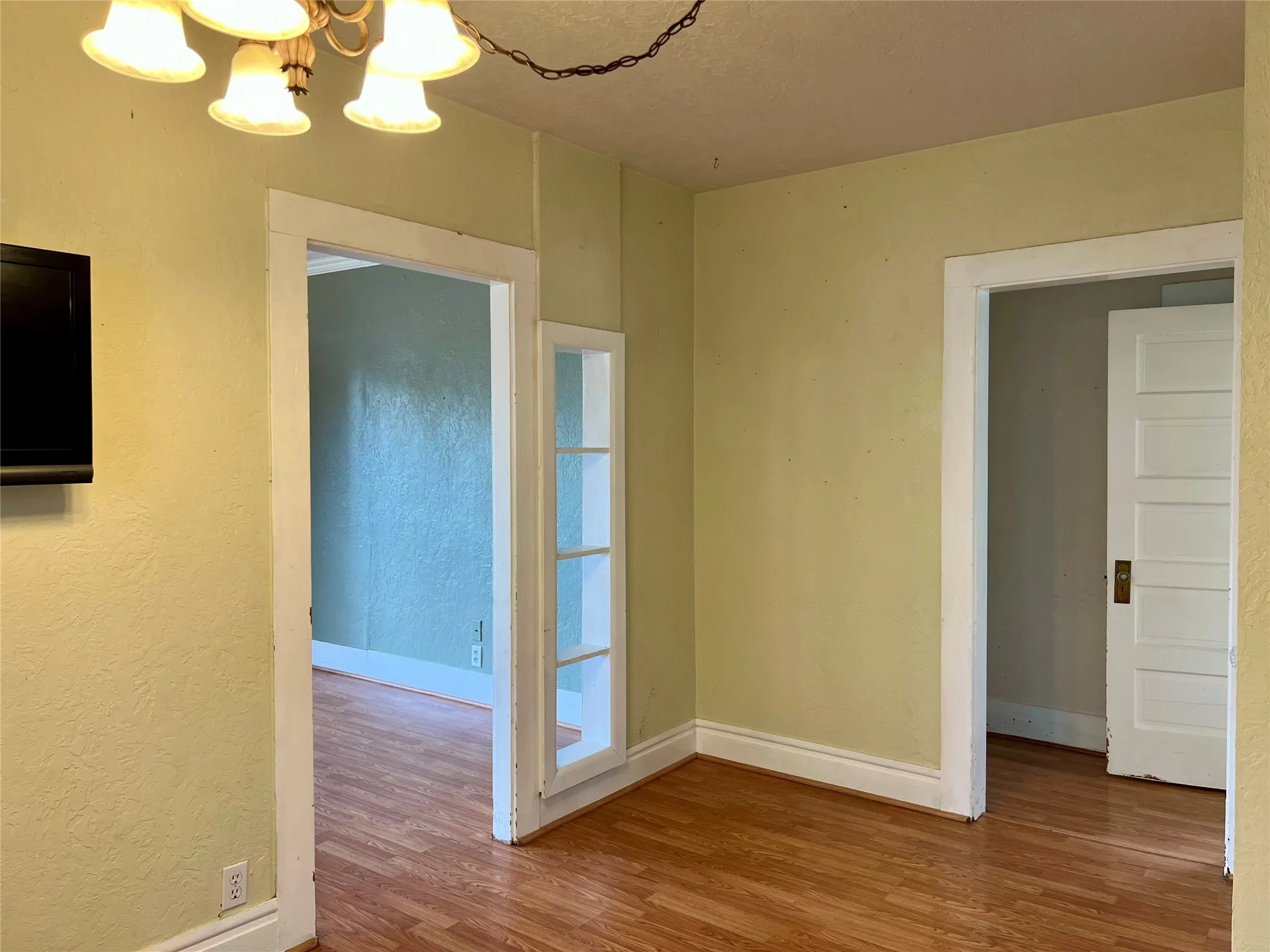 Single Family Residence For Sale in Clay County , 405 E South, Henrietta, Texas 76365, 4 Bedrooms, 2 Bathrooms, Garage spaces, 1,526 Sqft, built in 1935, Price $89,000, mls#21334660, Real Estate Agent in Henrietta, Homes For Sale in Clay county, Homes For Sale in Henrietta, Realtor in Henrietta Texas, Real Estate Brokerage Independent Realty Texas, Luminita Cordes Realtor