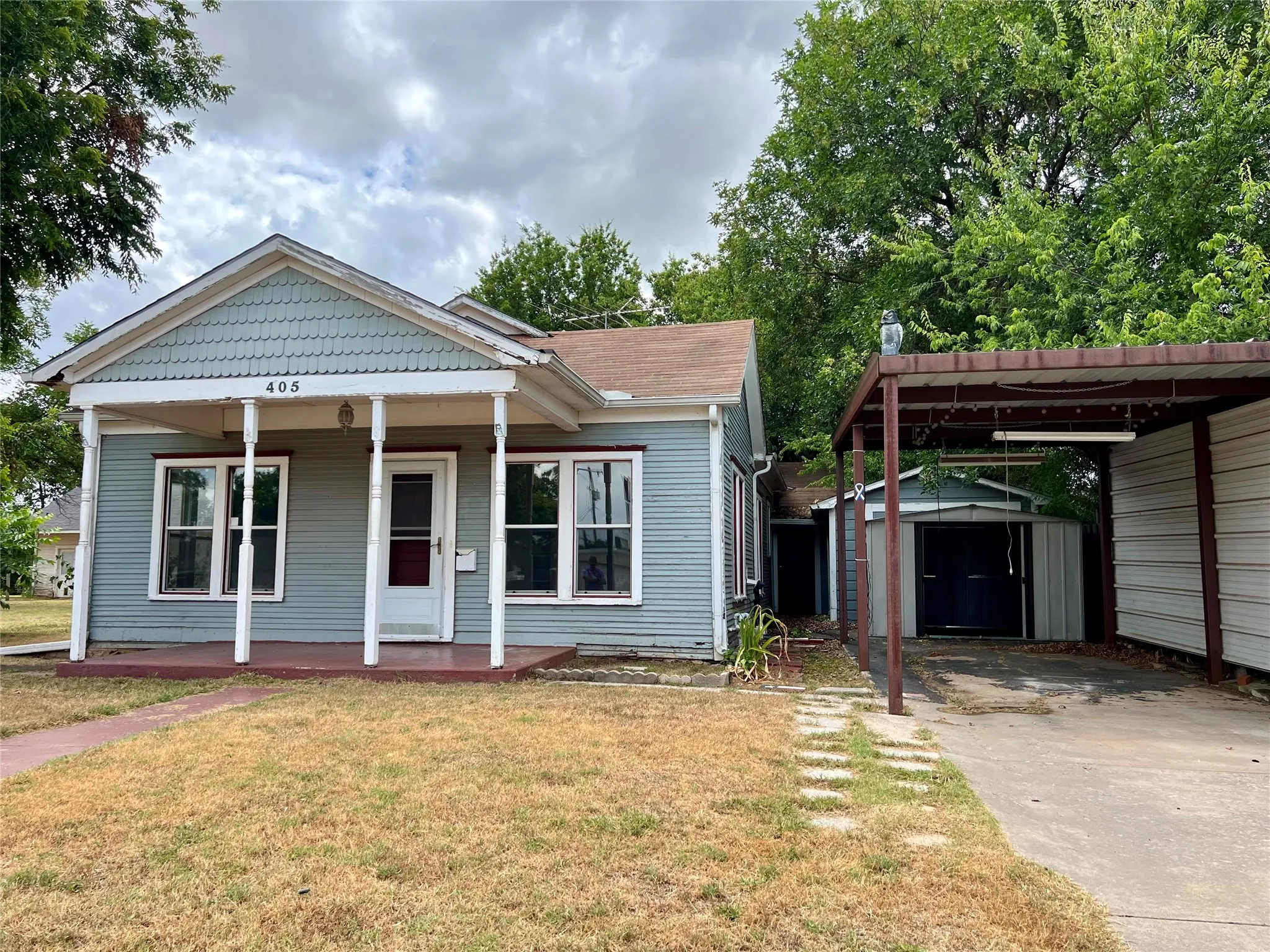 Single Family Residence For Sale in Clay County , 405 E South, Henrietta, Texas 76365, 4 Bedrooms, 2 Bathrooms, Garage spaces, 1,526 Sqft, built in 1935, Price $89,000, mls#21334660, Real Estate Agent in Henrietta, Homes For Sale in Clay county, Homes For Sale in Henrietta, Realtor in Henrietta Texas, Real Estate Brokerage Independent Realty Texas, Luminita Cordes Realtor