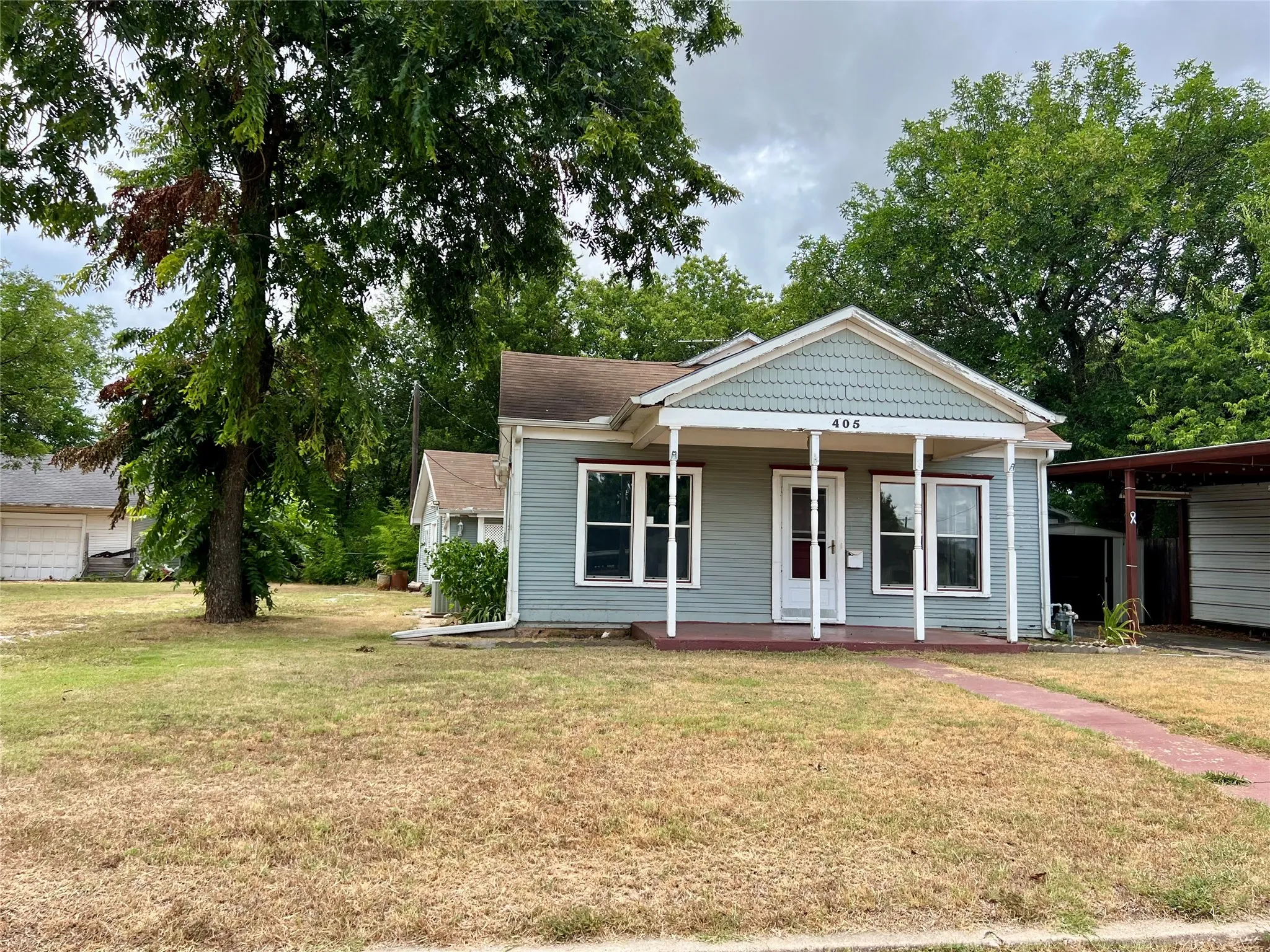 Single Family Residence For Sale in Clay County , 405 E South, Henrietta, Texas 76365, 4 Bedrooms, 2 Bathrooms, Garage spaces, 1,526 Sqft, built in 1935, Price $89,000, mls#21334660, Real Estate Agent in Henrietta, Homes For Sale in Clay county, Homes For Sale in Henrietta, Realtor in Henrietta Texas, Real Estate Brokerage Independent Realty Texas, Luminita Cordes Realtor
