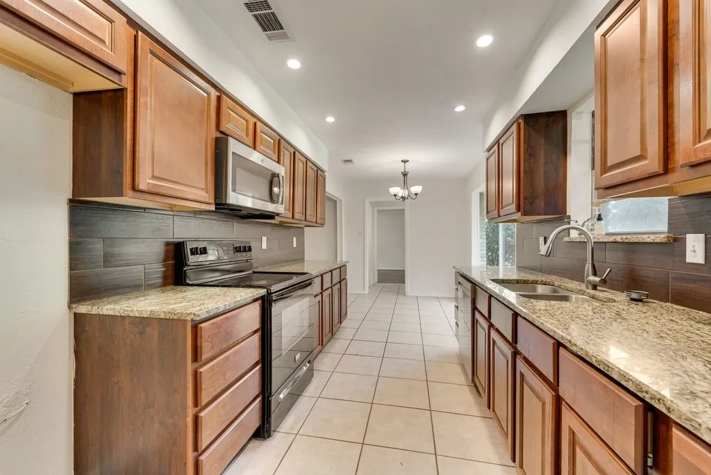Single Family Residence For Rent in Dallas County , 123 S Venice Drive, Duncanville, Texas 75116, 3 Bedrooms, 2 Bathrooms, 2 Garage spaces, 2,198 Sqft, built in 1973, Price $2,100, mls#21334673, Real Estate Agent in Duncanville, Homes For Rent in Dallas county, Homes For Rent in Duncanville, Realtor in Duncanville Texas, Real Estate Brokerage Independent Realty Texas, Luminita Cordes Realtor
