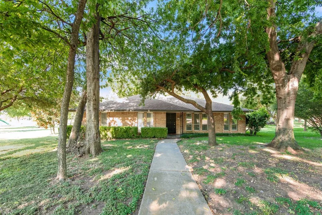 Single Family Residence For Rent in Dallas County , 123 S Venice Drive, Duncanville, Texas 75116, 3 Bedrooms, 2 Bathrooms, 2 Garage spaces, 2,198 Sqft, built in 1973, Price $2,100, mls#21334673, Real Estate Agent in Duncanville, Homes For Rent in Dallas county, Homes For Rent in Duncanville, Realtor in Duncanville Texas, Real Estate Brokerage Independent Realty Texas, Luminita Cordes Realtor