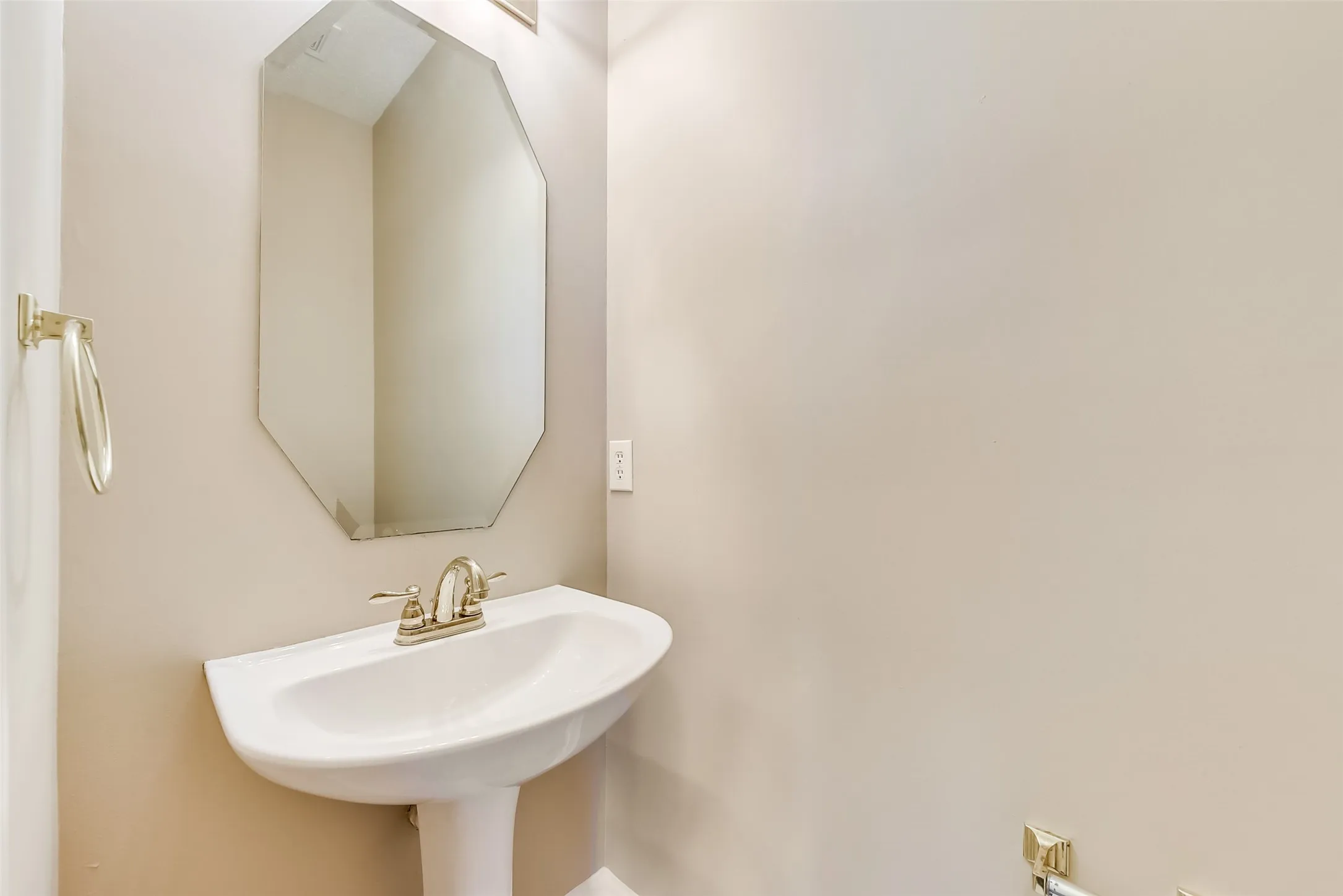 Single Family Residence For Rent in Collin County , 7909 Kristina Lane, Frisco, Texas 75034, 3 Bedrooms, 3 Bathrooms, 2 Garage spaces, 2,309 Sqft, built in 1999, Price $2,895, mls#21333514, Real Estate Agent in Frisco, Homes For Rent in Collin county, Homes For Rent in Frisco, Realtor in Frisco Texas, Real Estate Brokerage Independent Realty Texas, Luminita Cordes Realtor