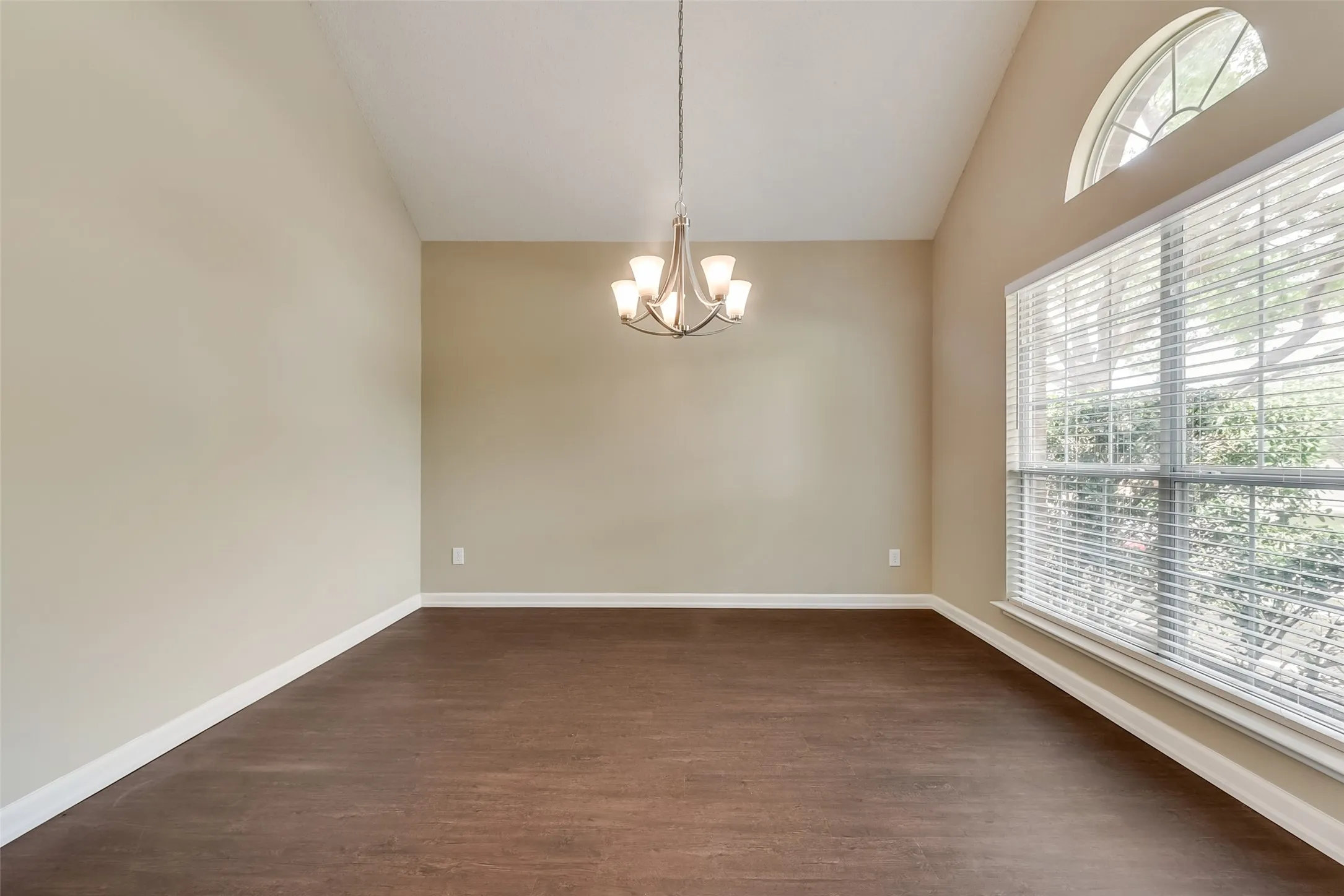 Single Family Residence For Rent in Collin County , 7909 Kristina Lane, Frisco, Texas 75034, 3 Bedrooms, 3 Bathrooms, 2 Garage spaces, 2,309 Sqft, built in 1999, Price $2,895, mls#21333514, Real Estate Agent in Frisco, Homes For Rent in Collin county, Homes For Rent in Frisco, Realtor in Frisco Texas, Real Estate Brokerage Independent Realty Texas, Luminita Cordes Realtor
