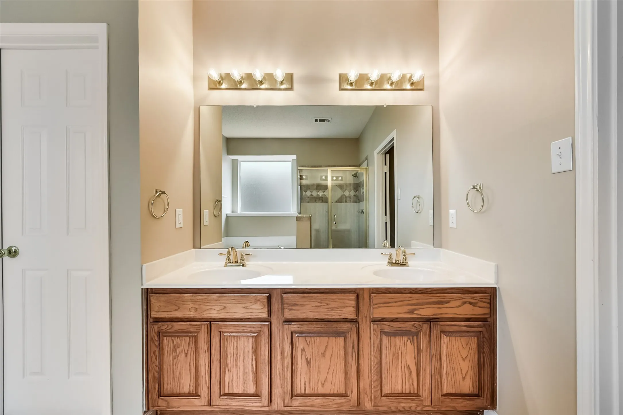 Single Family Residence For Rent in Collin County , 7909 Kristina Lane, Frisco, Texas 75034, 3 Bedrooms, 3 Bathrooms, 2 Garage spaces, 2,309 Sqft, built in 1999, Price $2,895, mls#21333514, Real Estate Agent in Frisco, Homes For Rent in Collin county, Homes For Rent in Frisco, Realtor in Frisco Texas, Real Estate Brokerage Independent Realty Texas, Luminita Cordes Realtor
