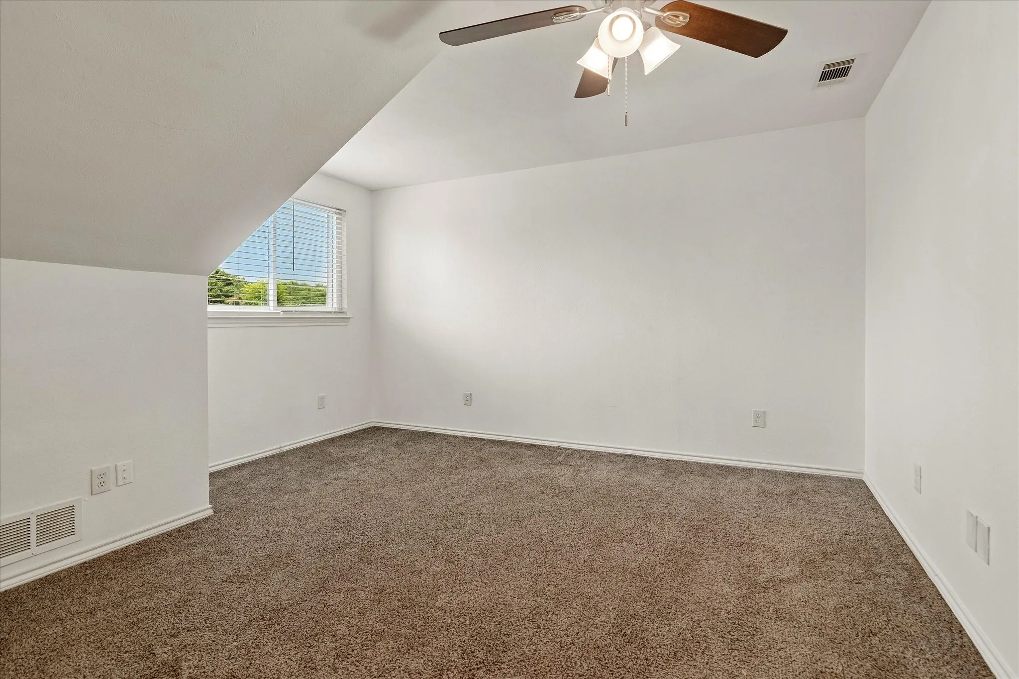 Single Family Residence For Sale in Collin County , 3318 Wells Drive, Plano, Texas 75093, 3 Bedroom, 2 Bathroom, 2 Garage spaces, 1,559 Sqft, built in 1983, mls#21334150, Real Estate Agent in Plano, Homes For Sale in Collin county, Homes For Sale in Plano, Realtor in Plano Texas, Real Estate Brokerage Independent Realty Texas, Luminita Cordes Realtor