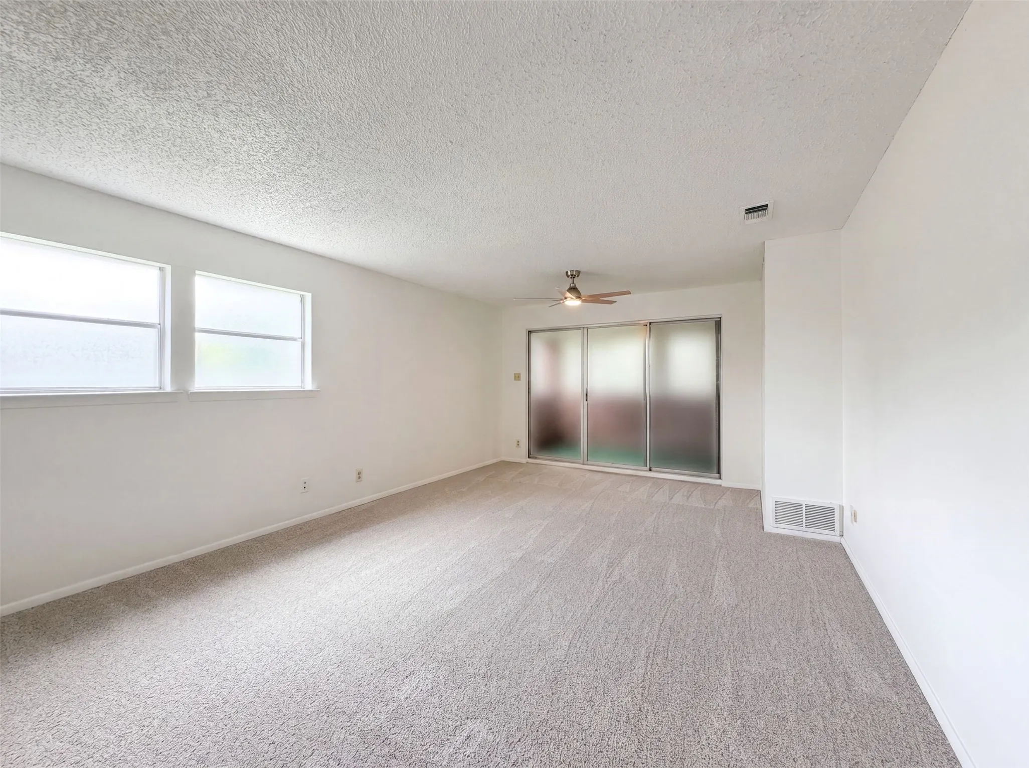 Single Family Residence For Sale in Tarrant County , 4612 Kenway Court, Fort Worth, Texas 76132, 3 Bedroom, 3 Bathroom, 2 Garage spaces, 2,352 Sqft, built in 1975, mls#21334674, Real Estate Agent in Fort Worth, Homes For Sale in Tarrant county, Homes For Sale in Fort Worth, Realtor in Fort Worth Texas, Real Estate Brokerage Independent Realty Texas, Luminita Cordes Realtor