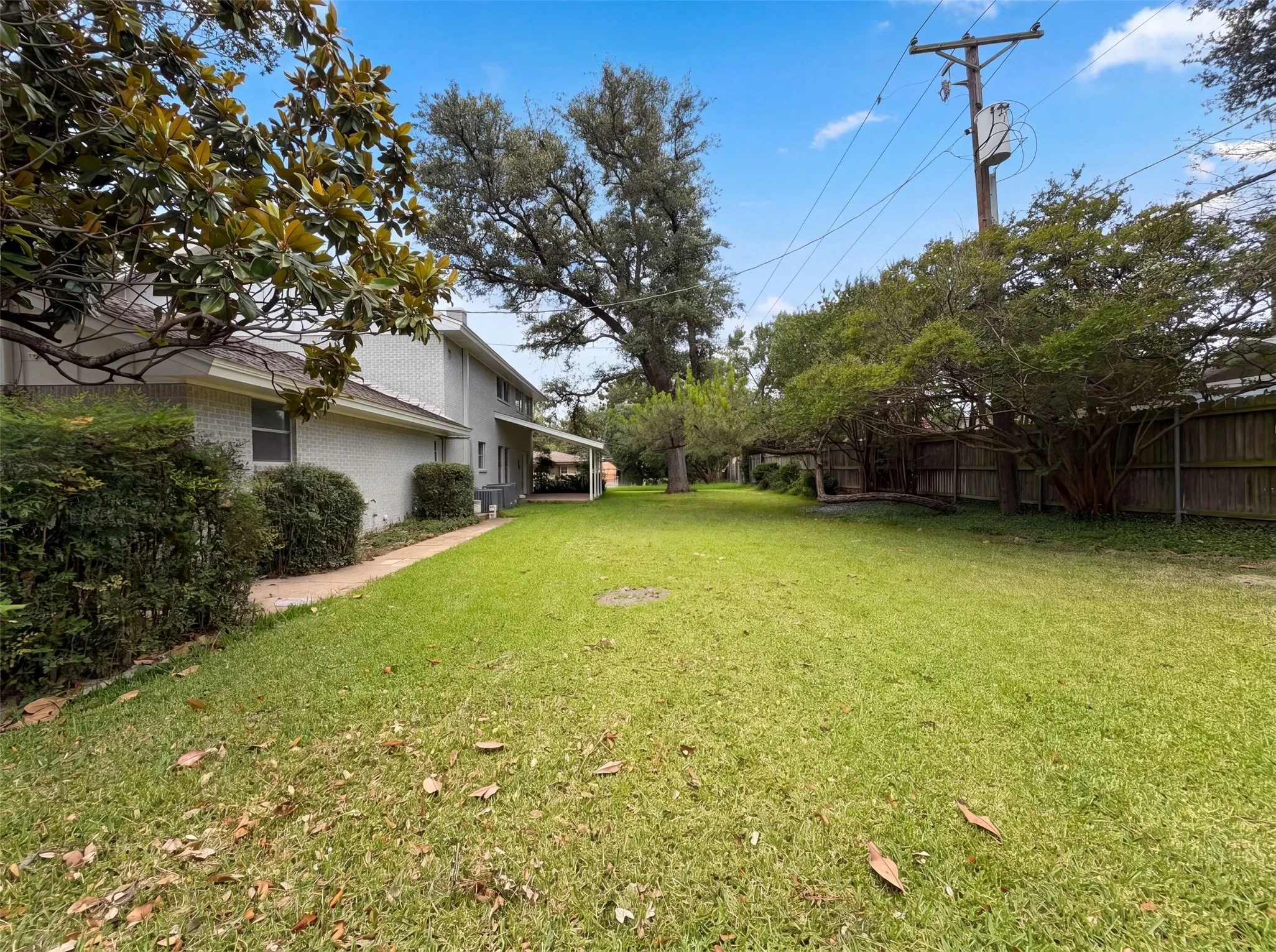 Single Family Residence For Sale in Tarrant County , 4612 Kenway Court, Fort Worth, Texas 76132, 3 Bedroom, 3 Bathroom, 2 Garage spaces, 2,352 Sqft, built in 1975, mls#21334674, Real Estate Agent in Fort Worth, Homes For Sale in Tarrant county, Homes For Sale in Fort Worth, Realtor in Fort Worth Texas, Real Estate Brokerage Independent Realty Texas, Luminita Cordes Realtor