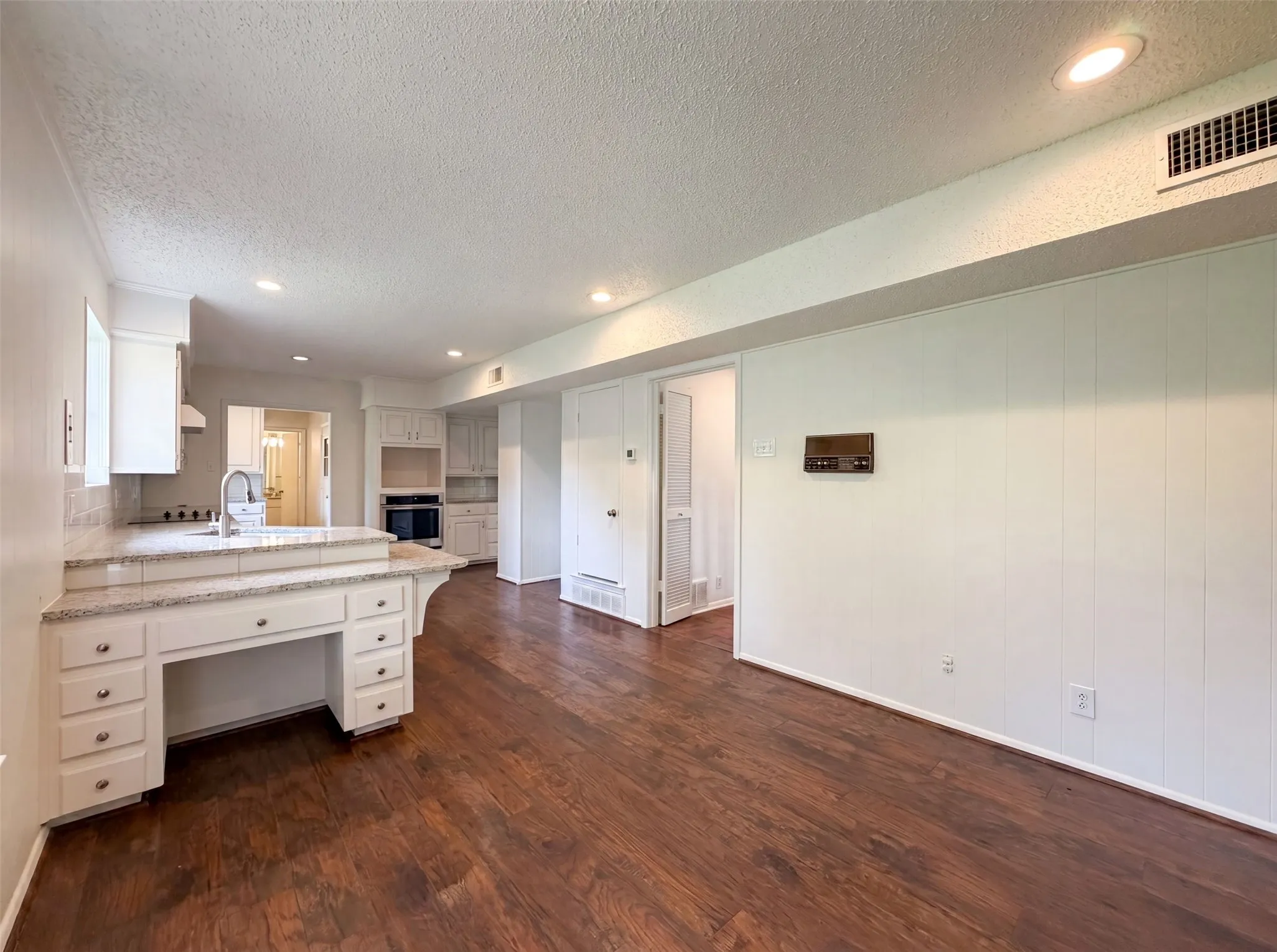 Single Family Residence For Sale in Tarrant County , 4612 Kenway Court, Fort Worth, Texas 76132, 3 Bedroom, 3 Bathroom, 2 Garage spaces, 2,352 Sqft, built in 1975, mls#21334674, Real Estate Agent in Fort Worth, Homes For Sale in Tarrant county, Homes For Sale in Fort Worth, Realtor in Fort Worth Texas, Real Estate Brokerage Independent Realty Texas, Luminita Cordes Realtor