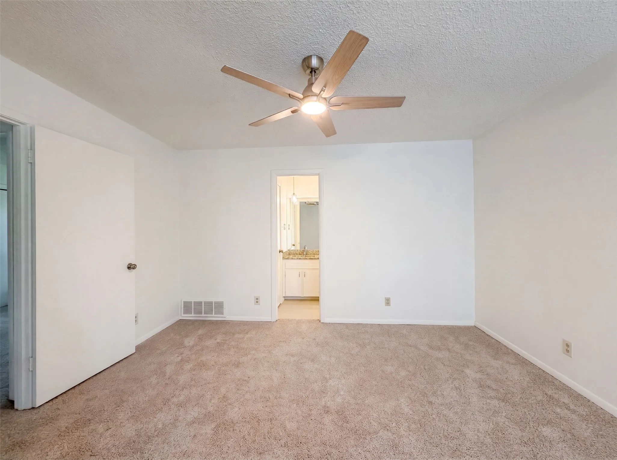 Single Family Residence For Sale in Tarrant County , 4612 Kenway Court, Fort Worth, Texas 76132, 3 Bedroom, 3 Bathroom, 2 Garage spaces, 2,352 Sqft, built in 1975, mls#21334674, Real Estate Agent in Fort Worth, Homes For Sale in Tarrant county, Homes For Sale in Fort Worth, Realtor in Fort Worth Texas, Real Estate Brokerage Independent Realty Texas, Luminita Cordes Realtor