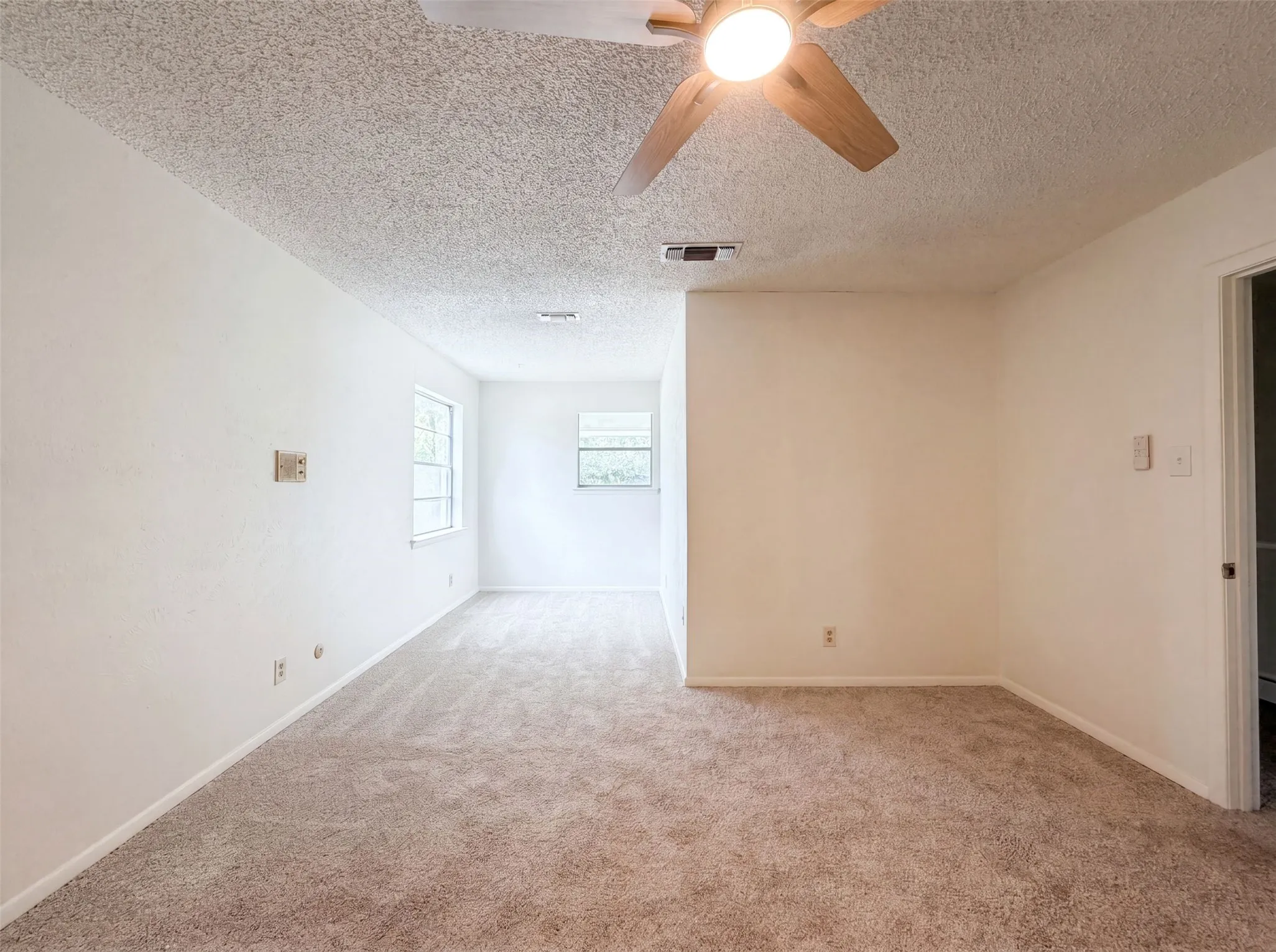 Single Family Residence For Sale in Tarrant County , 4612 Kenway Court, Fort Worth, Texas 76132, 3 Bedroom, 3 Bathroom, 2 Garage spaces, 2,352 Sqft, built in 1975, mls#21334674, Real Estate Agent in Fort Worth, Homes For Sale in Tarrant county, Homes For Sale in Fort Worth, Realtor in Fort Worth Texas, Real Estate Brokerage Independent Realty Texas, Luminita Cordes Realtor