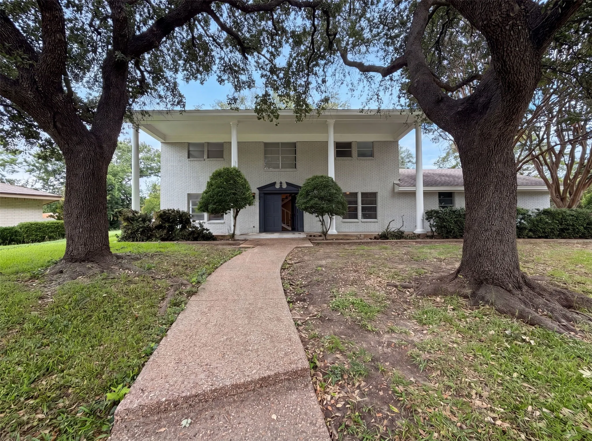 Single Family Residence For Sale in Tarrant County , 4612 Kenway Court, Fort Worth, Texas 76132, 3 Bedroom, 3 Bathroom, 2 Garage spaces, 2,352 Sqft, built in 1975, mls#21334674, Real Estate Agent in Fort Worth, Homes For Sale in Tarrant county, Homes For Sale in Fort Worth, Realtor in Fort Worth Texas, Real Estate Brokerage Independent Realty Texas, Luminita Cordes Realtor