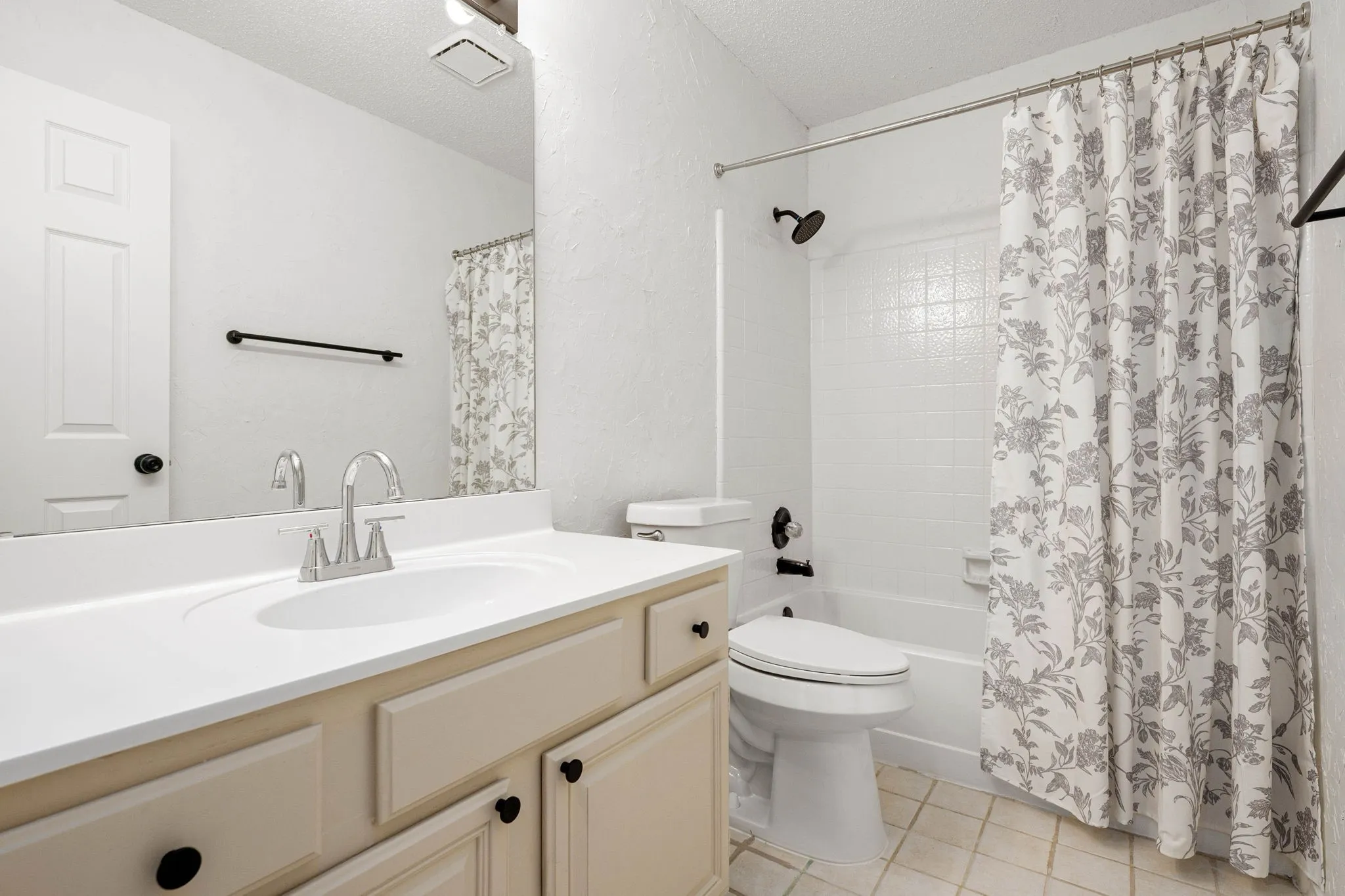 Single Family Residence For Sale in Dallas County , 8364 Deep Green Drive, Dallas, Texas 75249, 3 Bedroom, 3 Bathroom, 2 Garage spaces, 2,201 Sqft, built in 1990, mls#21334198, Real Estate Agent in Dallas, Homes For Sale in Dallas county, Homes For Sale in Dallas, Realtor in Dallas Texas, Real Estate Brokerage Independent Realty Texas, Luminita Cordes Realtor
