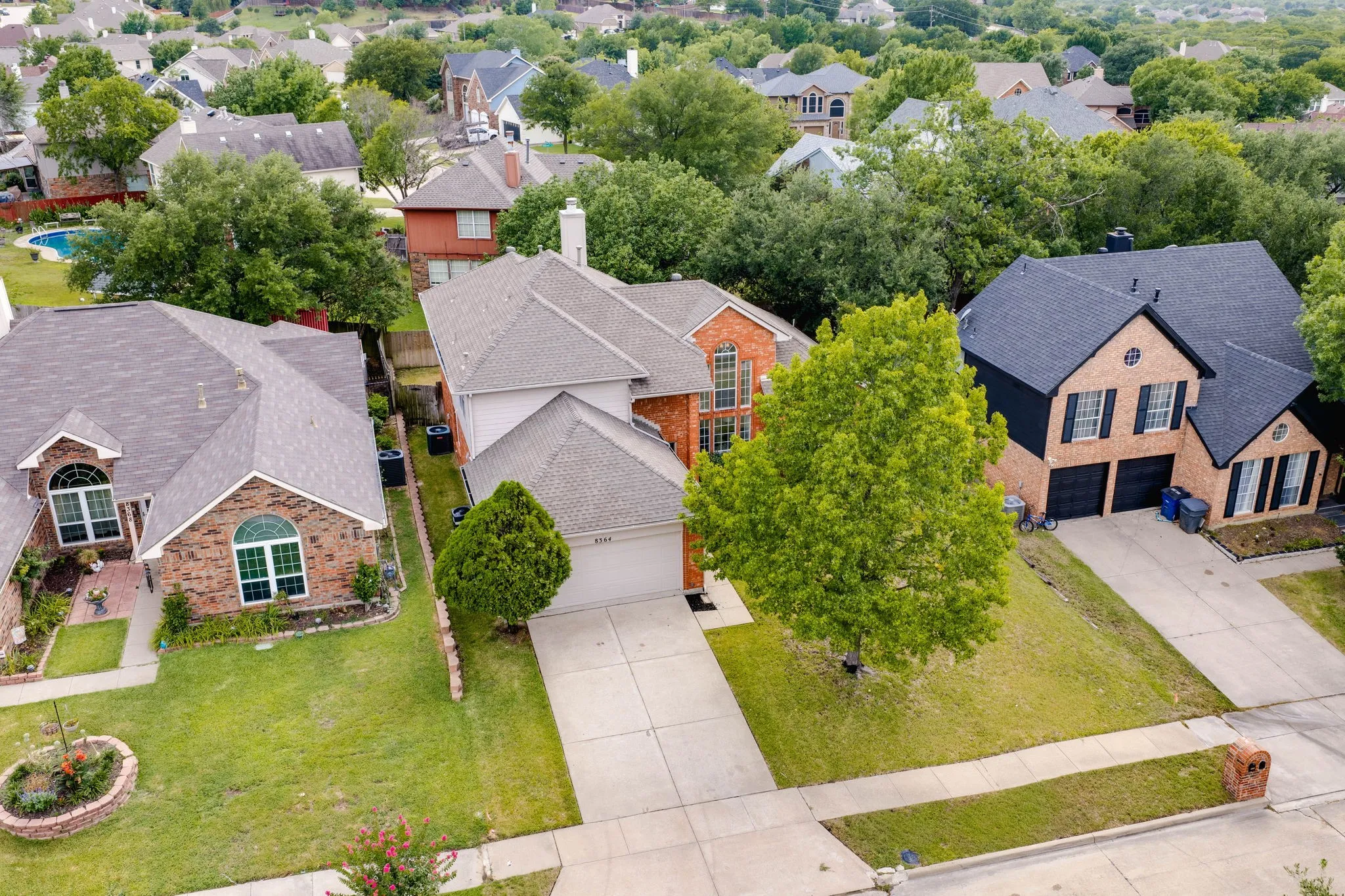 Single Family Residence For Sale in Dallas County , 8364 Deep Green Drive, Dallas, Texas 75249, 3 Bedroom, 3 Bathroom, 2 Garage spaces, 2,201 Sqft, built in 1990, mls#21334198, Real Estate Agent in Dallas, Homes For Sale in Dallas county, Homes For Sale in Dallas, Realtor in Dallas Texas, Real Estate Brokerage Independent Realty Texas, Luminita Cordes Realtor