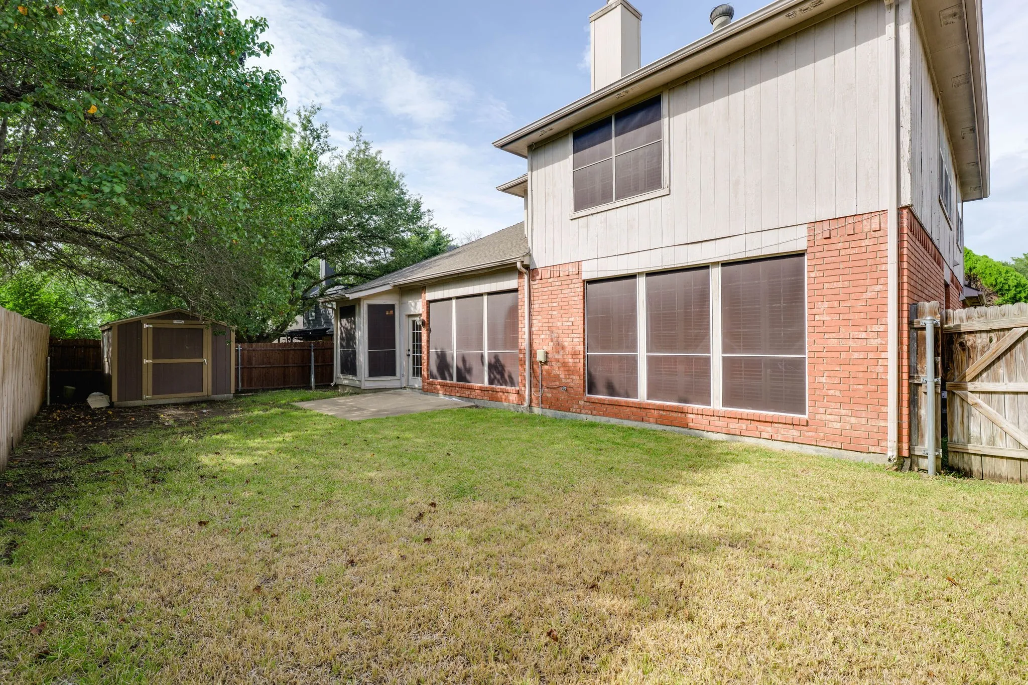 Single Family Residence For Sale in Dallas County , 8364 Deep Green Drive, Dallas, Texas 75249, 3 Bedroom, 3 Bathroom, 2 Garage spaces, 2,201 Sqft, built in 1990, mls#21334198, Real Estate Agent in Dallas, Homes For Sale in Dallas county, Homes For Sale in Dallas, Realtor in Dallas Texas, Real Estate Brokerage Independent Realty Texas, Luminita Cordes Realtor