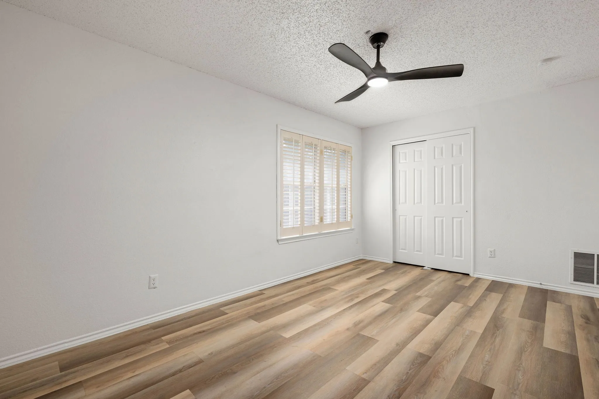 Single Family Residence For Sale in Dallas County , 8364 Deep Green Drive, Dallas, Texas 75249, 3 Bedroom, 3 Bathroom, 2 Garage spaces, 2,201 Sqft, built in 1990, mls#21334198, Real Estate Agent in Dallas, Homes For Sale in Dallas county, Homes For Sale in Dallas, Realtor in Dallas Texas, Real Estate Brokerage Independent Realty Texas, Luminita Cordes Realtor