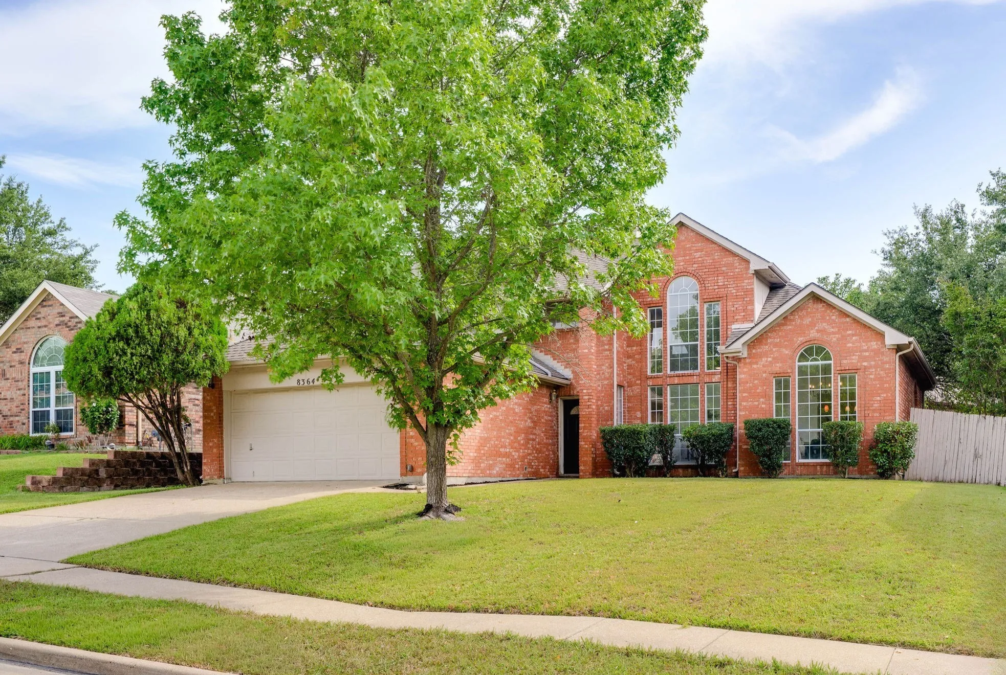 Single Family Residence For Sale in Dallas County , 8364 Deep Green Drive, Dallas, Texas 75249, 3 Bedroom, 3 Bathroom, 2 Garage spaces, 2,201 Sqft, built in 1990, mls#21334198, Real Estate Agent in Dallas, Homes For Sale in Dallas county, Homes For Sale in Dallas, Realtor in Dallas Texas, Real Estate Brokerage Independent Realty Texas, Luminita Cordes Realtor