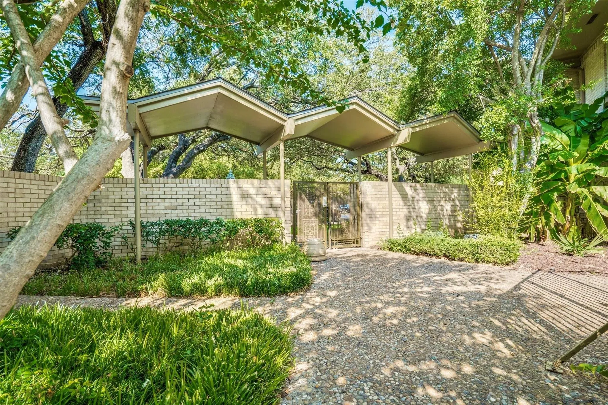 Condominium For Sale in Dallas County , 11116 Valleydale Drive B, Dallas, Texas 75230, 2 Bedrooms, 2 Bathrooms, Garage spaces, 1,044 Sqft, built in 1961, Price $160,000, mls#21332647, Real Estate Agent in Dallas, Homes For Sale in Dallas county, Homes For Sale in Dallas, Realtor in Dallas Texas, Real Estate Brokerage Independent Realty Texas, Luminita Cordes Realtor