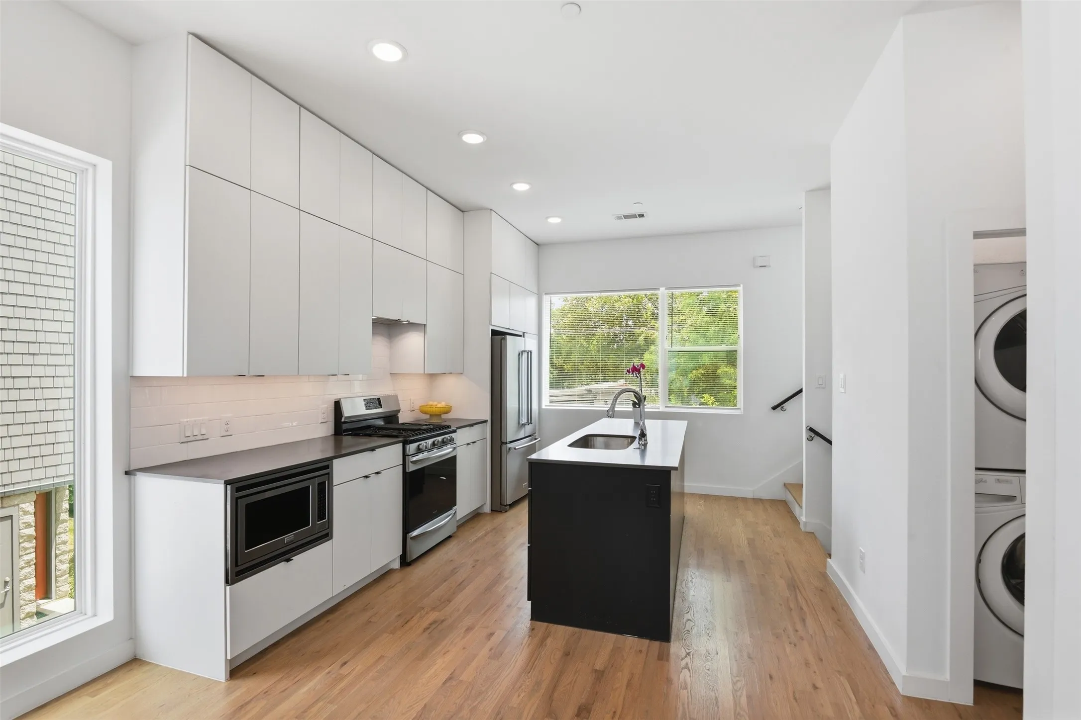 Condominium For Sale in Dallas County , 427 W 10th Street 101, Dallas, Texas 75208, 2 Bedroom, 3 Bathroom, 2 Garage spaces, 2,025 Sqft, built in 2018, mls#21330826, Real Estate Agent in Dallas, Homes For Sale in Dallas county, Homes For Sale in Dallas, Realtor in Dallas Texas, Real Estate Brokerage Independent Realty Texas, Luminita Cordes Realtor