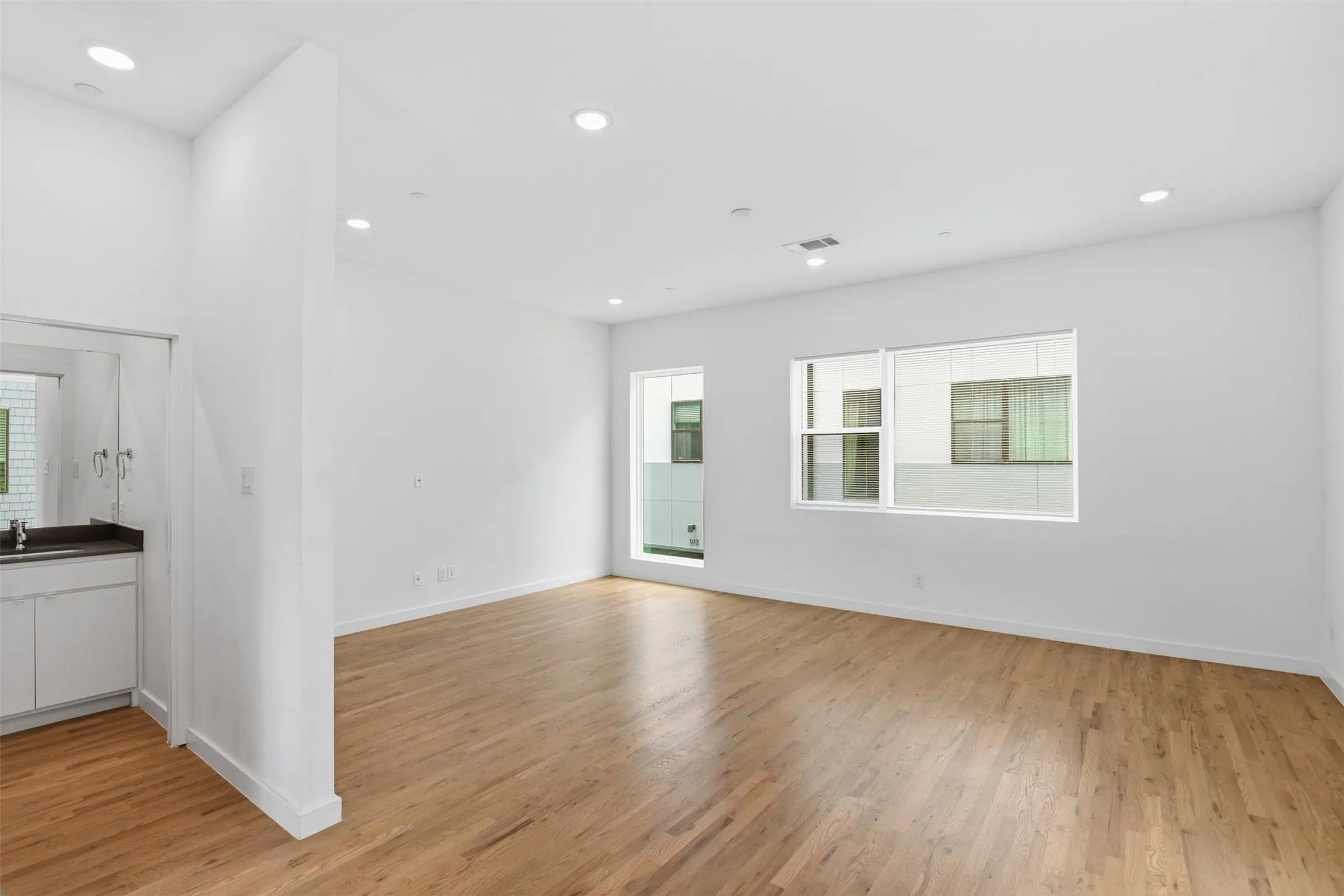 Condominium For Sale in Dallas County , 427 W 10th Street 101, Dallas, Texas 75208, 2 Bedroom, 3 Bathroom, 2 Garage spaces, 2,025 Sqft, built in 2018, mls#21330826, Real Estate Agent in Dallas, Homes For Sale in Dallas county, Homes For Sale in Dallas, Realtor in Dallas Texas, Real Estate Brokerage Independent Realty Texas, Luminita Cordes Realtor