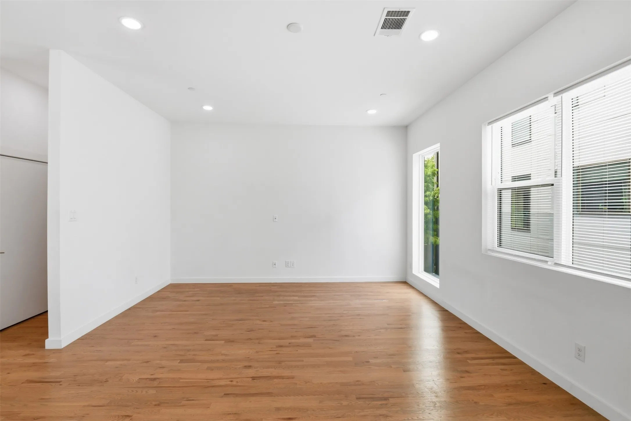 Condominium For Sale in Dallas County , 427 W 10th Street 101, Dallas, Texas 75208, 2 Bedroom, 3 Bathroom, 2 Garage spaces, 2,025 Sqft, built in 2018, mls#21330826, Real Estate Agent in Dallas, Homes For Sale in Dallas county, Homes For Sale in Dallas, Realtor in Dallas Texas, Real Estate Brokerage Independent Realty Texas, Luminita Cordes Realtor