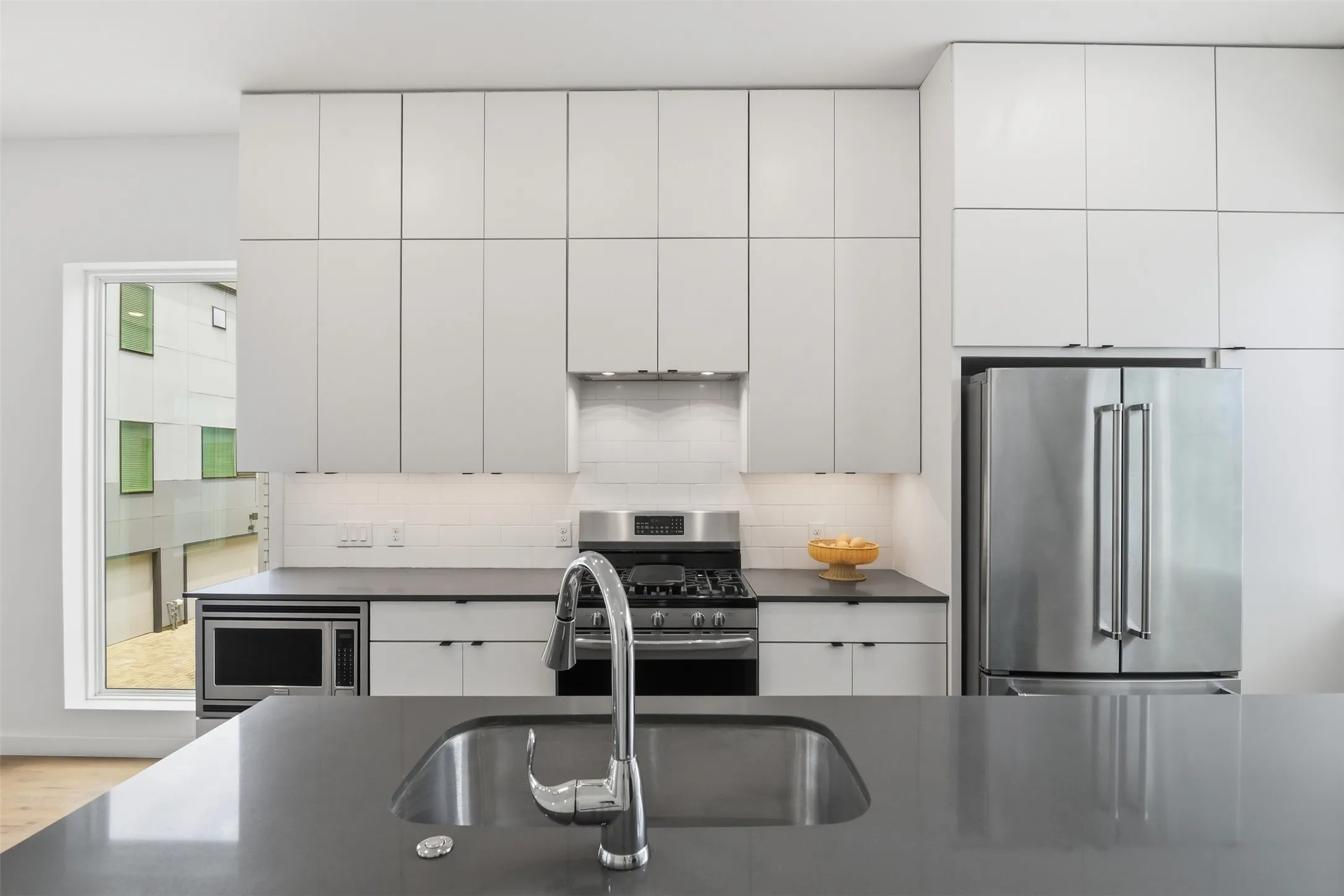 Spacious kitchen features gas range and cabinetry that goes all the way to the ceiling.