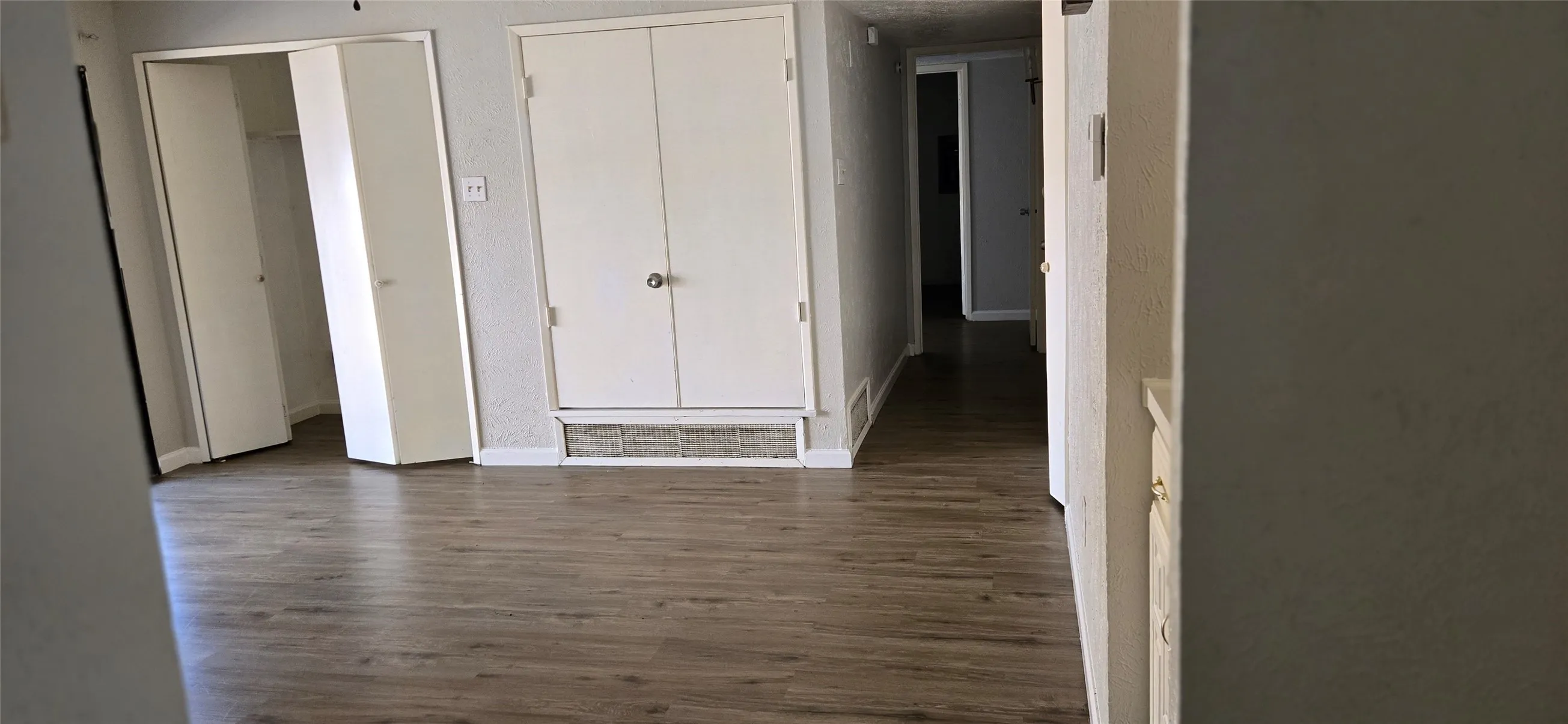 Single Family Residence For Sale in Dallas County , 7322 Long Canyon Trail, Dallas, Texas 75249, 4 Bedroom, 2 Bathroom, 2 Garage spaces, 1,960 Sqft, built in 1977, mls#21334691, Real Estate Agent in Dallas, Homes For Sale in Dallas county, Homes For Sale in Dallas, Realtor in Dallas Texas, Real Estate Brokerage Independent Realty Texas, Luminita Cordes Realtor