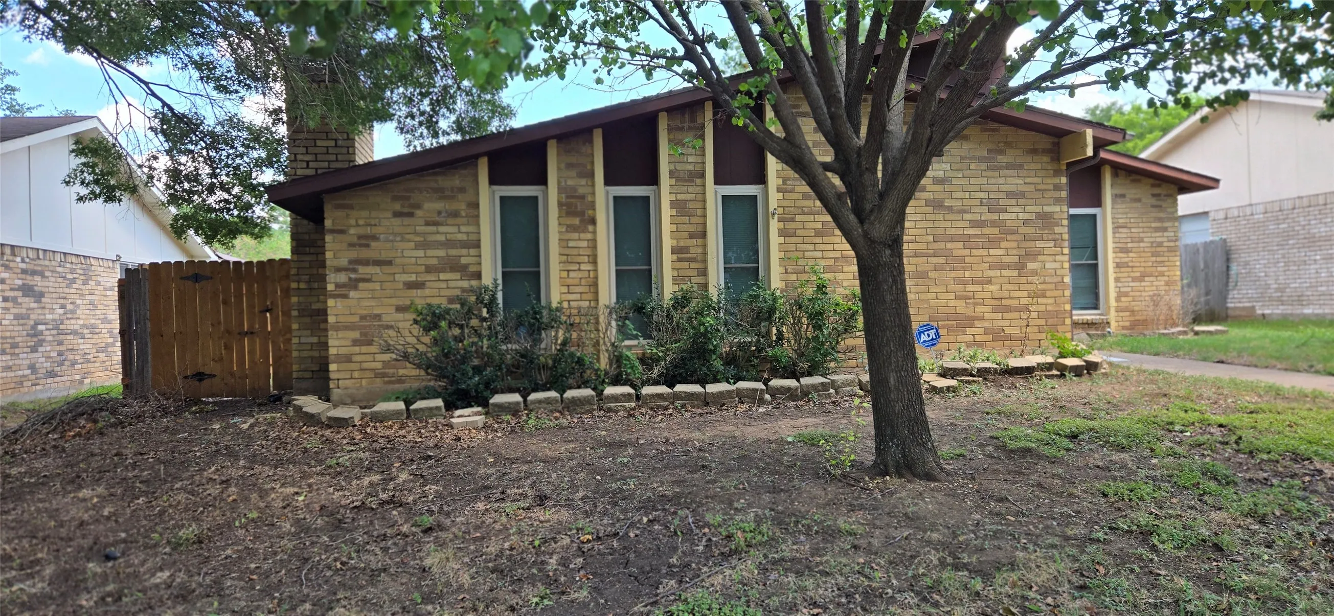 Single Family Residence For Sale in Dallas County , 7322 Long Canyon Trail, Dallas, Texas 75249, 4 Bedroom, 2 Bathroom, 2 Garage spaces, 1,960 Sqft, built in 1977, mls#21334691, Real Estate Agent in Dallas, Homes For Sale in Dallas county, Homes For Sale in Dallas, Realtor in Dallas Texas, Real Estate Brokerage Independent Realty Texas, Luminita Cordes Realtor