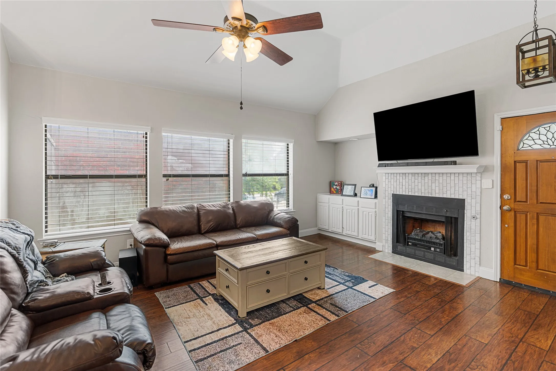 Single Family Residence For Rent in Denton County , 2219 Greenview Drive, Carrollton, Texas 75010, 3 Bedroom, 2 Bathroom, 2 Garage spaces, 1,331 Sqft, built in 1985, mls#21318953, Real Estate Agent in Carrollton, Homes For Rent in Denton county, Homes For Rent in Carrollton, Realtor in Carrollton Texas, Real Estate Brokerage Independent Realty Texas, Luminita Cordes Realtor