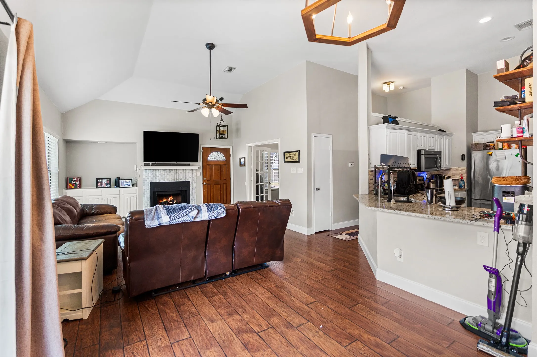 Single Family Residence For Rent in Denton County , 2219 Greenview Drive, Carrollton, Texas 75010, 3 Bedroom, 2 Bathroom, 2 Garage spaces, 1,331 Sqft, built in 1985, mls#21318953, Real Estate Agent in Carrollton, Homes For Rent in Denton county, Homes For Rent in Carrollton, Realtor in Carrollton Texas, Real Estate Brokerage Independent Realty Texas, Luminita Cordes Realtor