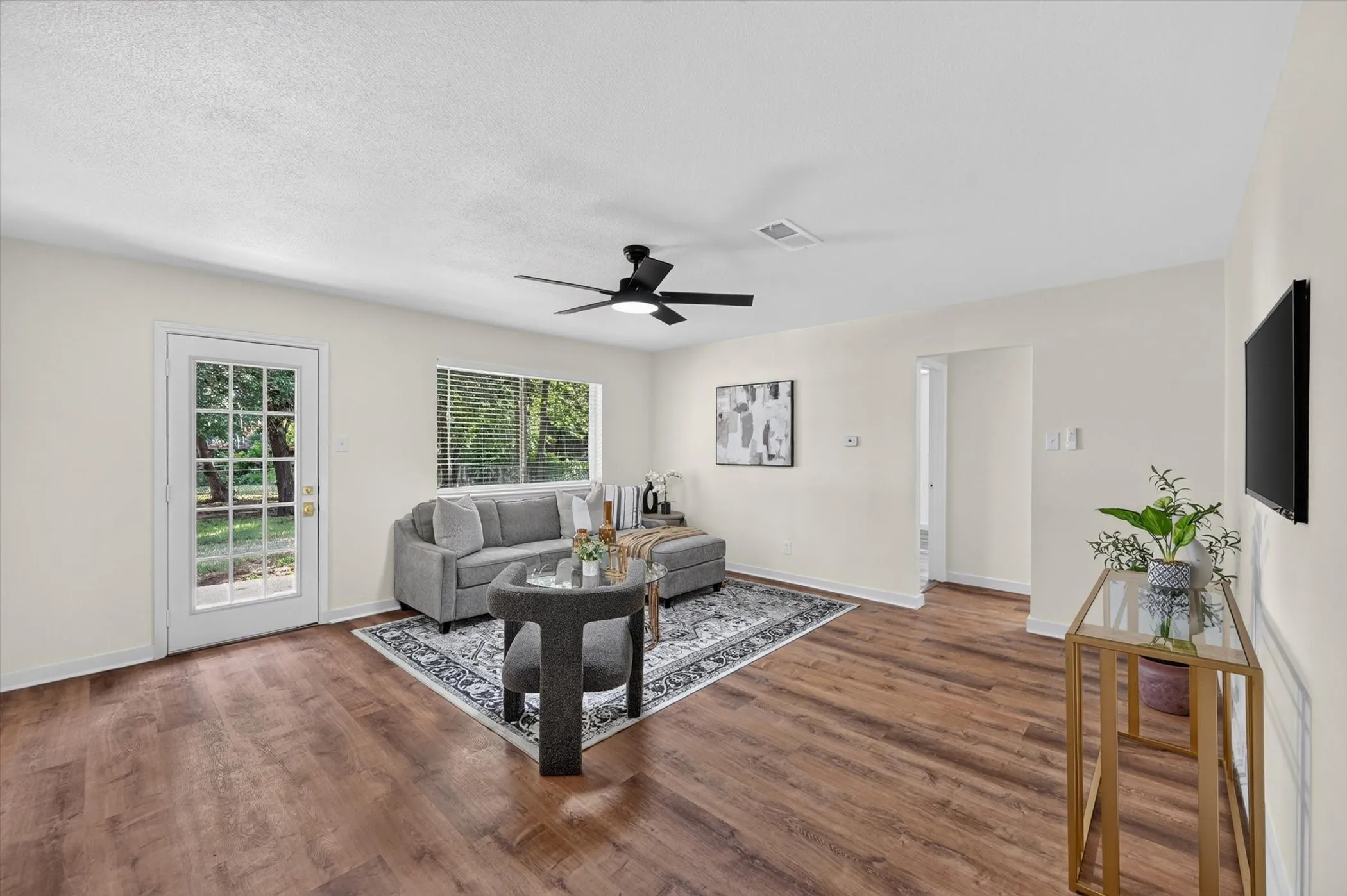 Single Family Residence For Sale in Tarrant County , 301 E Fuller Drive, Euless, Texas 76039, 4 Bedroom, 2 Bathroom, 1 Garage spaces, 1,463 Sqft, built in 1966, mls#21334521, Real Estate Agent in Euless, Homes For Sale in Tarrant county, Homes For Sale in Euless, Realtor in Euless Texas, Real Estate Brokerage Independent Realty Texas, Luminita Cordes Realtor