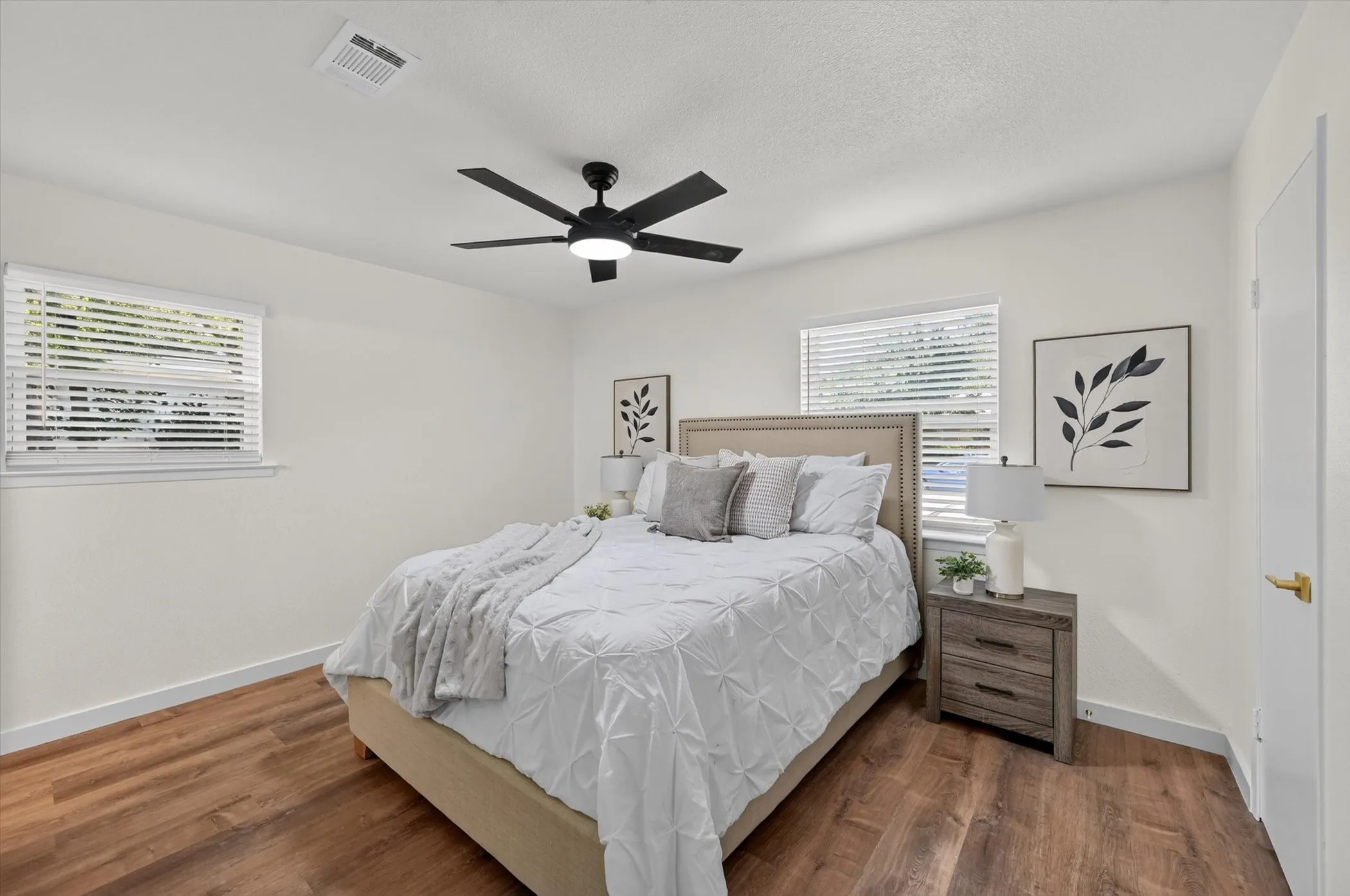 Single Family Residence For Sale in Tarrant County , 301 E Fuller Drive, Euless, Texas 76039, 4 Bedroom, 2 Bathroom, 1 Garage spaces, 1,463 Sqft, built in 1966, mls#21334521, Real Estate Agent in Euless, Homes For Sale in Tarrant county, Homes For Sale in Euless, Realtor in Euless Texas, Real Estate Brokerage Independent Realty Texas, Luminita Cordes Realtor