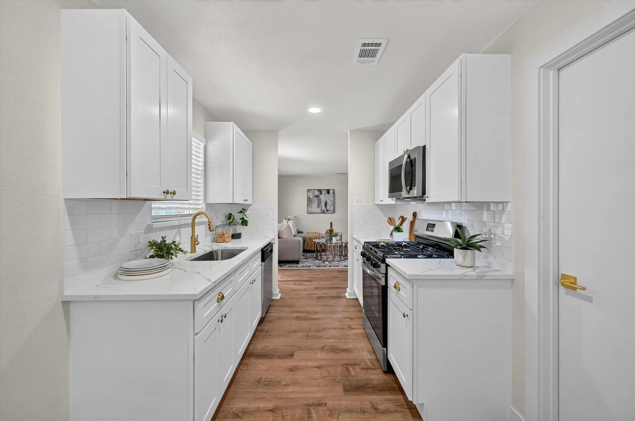 Single Family Residence For Sale in Tarrant County , 301 E Fuller Drive, Euless, Texas 76039, 4 Bedroom, 2 Bathroom, 1 Garage spaces, 1,463 Sqft, built in 1966, mls#21334521, Real Estate Agent in Euless, Homes For Sale in Tarrant county, Homes For Sale in Euless, Realtor in Euless Texas, Real Estate Brokerage Independent Realty Texas, Luminita Cordes Realtor