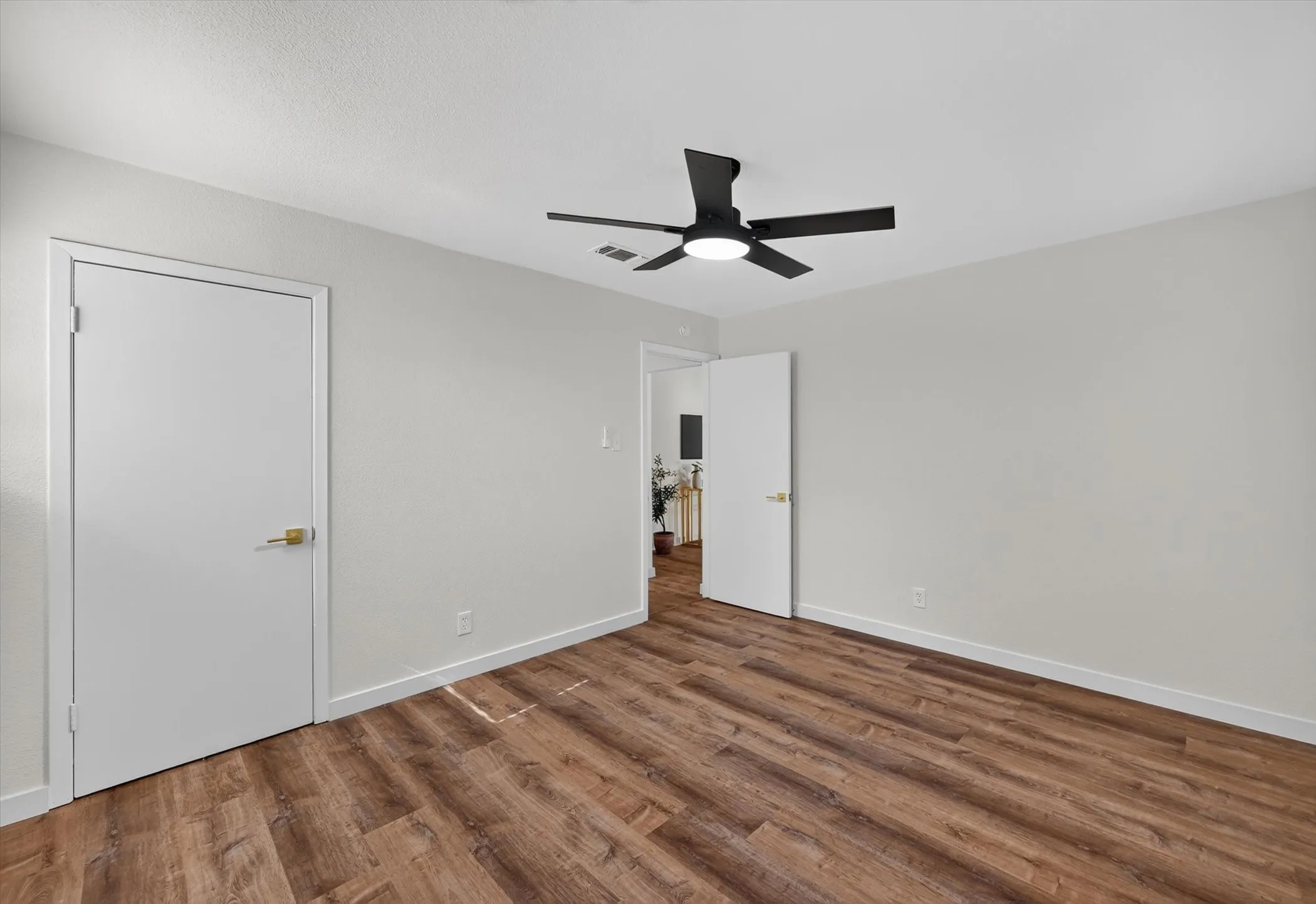 Single Family Residence For Sale in Tarrant County , 301 E Fuller Drive, Euless, Texas 76039, 4 Bedroom, 2 Bathroom, 1 Garage spaces, 1,463 Sqft, built in 1966, mls#21334521, Real Estate Agent in Euless, Homes For Sale in Tarrant county, Homes For Sale in Euless, Realtor in Euless Texas, Real Estate Brokerage Independent Realty Texas, Luminita Cordes Realtor