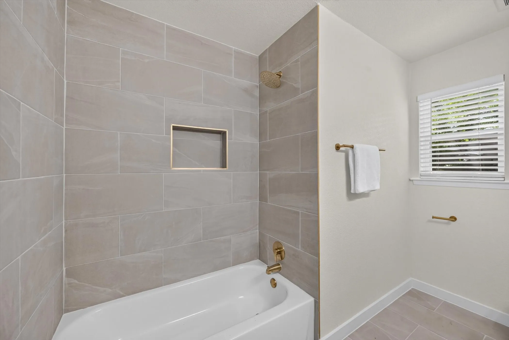 Single Family Residence For Sale in Tarrant County , 301 E Fuller Drive, Euless, Texas 76039, 4 Bedroom, 2 Bathroom, 1 Garage spaces, 1,463 Sqft, built in 1966, mls#21334521, Real Estate Agent in Euless, Homes For Sale in Tarrant county, Homes For Sale in Euless, Realtor in Euless Texas, Real Estate Brokerage Independent Realty Texas, Luminita Cordes Realtor