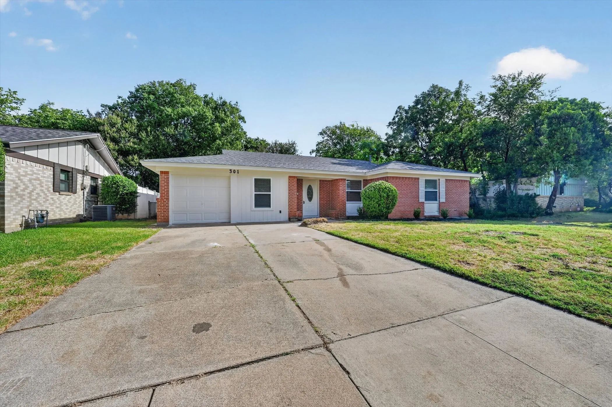 Single Family Residence For Sale in Tarrant County , 301 E Fuller Drive, Euless, Texas 76039, 4 Bedroom, 2 Bathroom, 1 Garage spaces, 1,463 Sqft, built in 1966, mls#21334521, Real Estate Agent in Euless, Homes For Sale in Tarrant county, Homes For Sale in Euless, Realtor in Euless Texas, Real Estate Brokerage Independent Realty Texas, Luminita Cordes Realtor