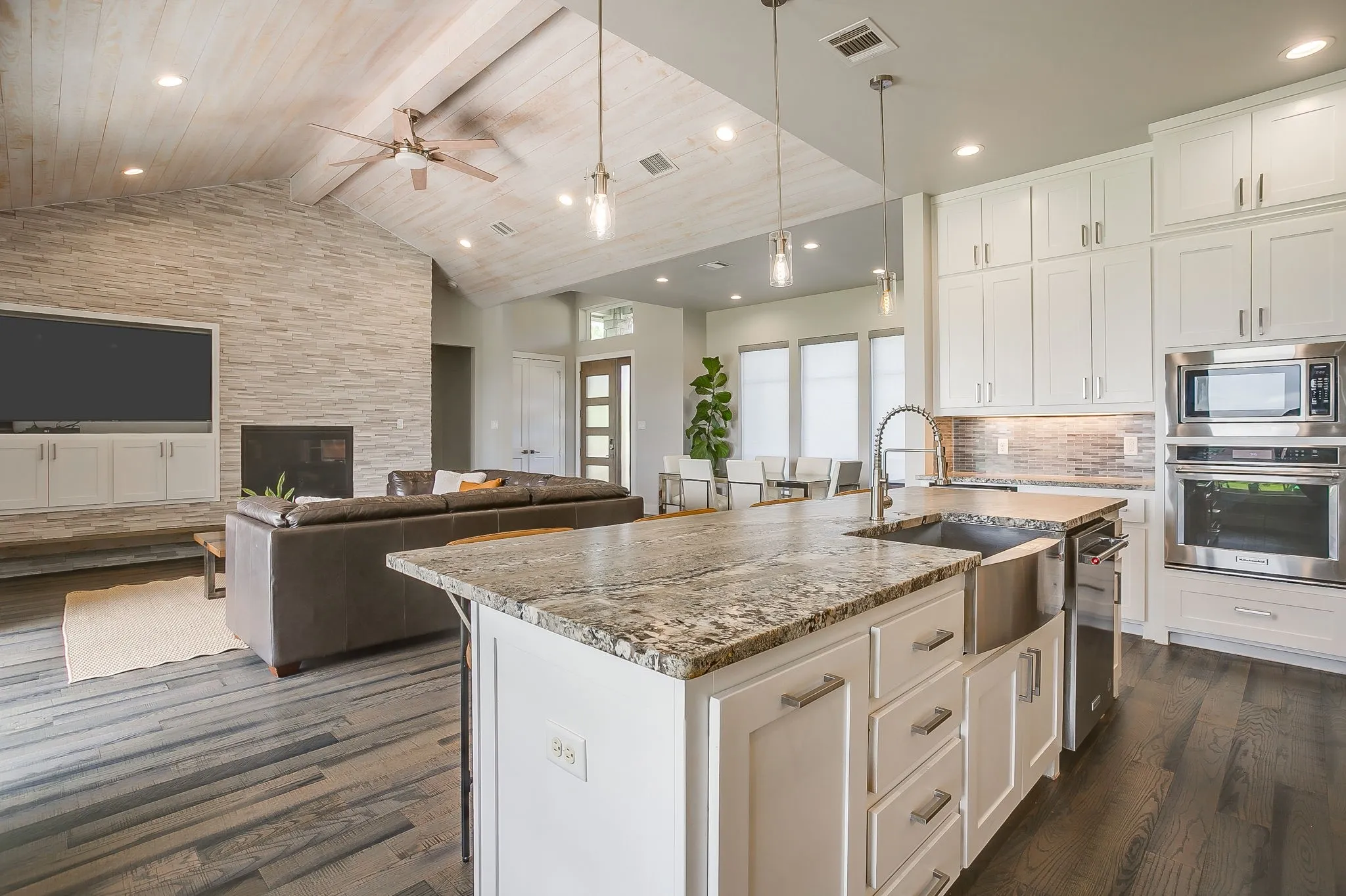 Single Family Residence For Sale in Parker County , 323 Stone Mountain Road, Cresson, Texas 76035, 4 Bedroom, 4 Bathroom, 2 Garage spaces, 3,147 Sqft, built in 2017, mls#21334440, Real Estate Agent in Cresson, Homes For Sale in Parker county, Homes For Sale in Cresson, Realtor in Cresson Texas, Real Estate Brokerage Independent Realty Texas, Luminita Cordes Realtor