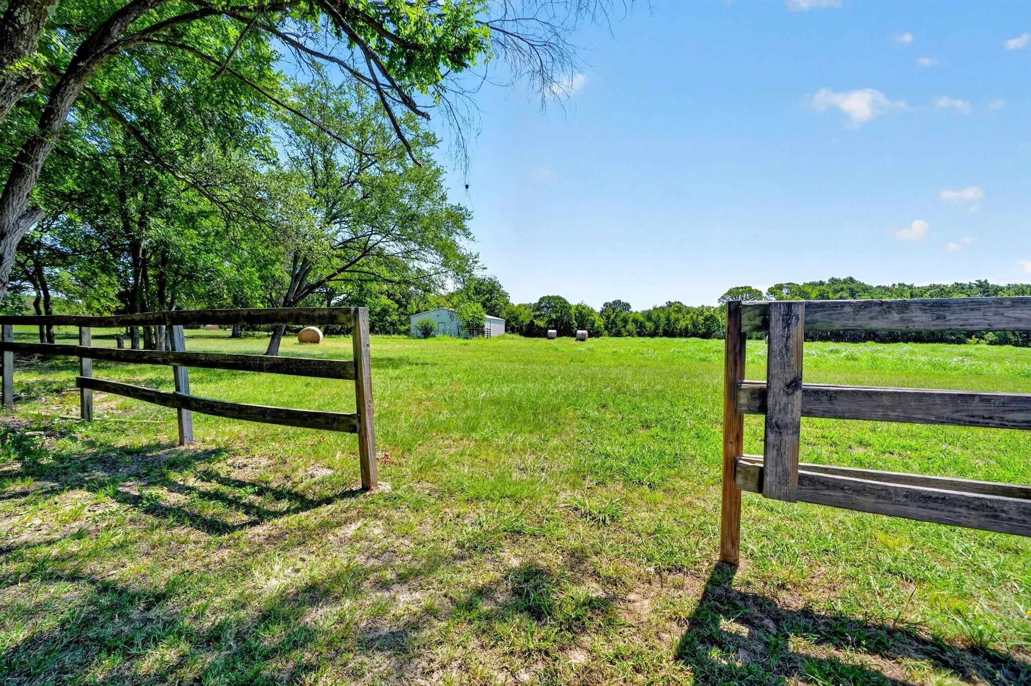 Single Family Residence For Sale in Hunt County , 3041 Choctaw Road, Commerce, Texas 75428, 3 Bedroom, 3 Bathroom, 6 Garage spaces, 2,682 Sqft, built in 1987, mls#21333975, Real Estate Agent in Commerce, Homes For Sale in Hunt county, Homes For Sale in Commerce, Realtor in Commerce Texas, Real Estate Brokerage Independent Realty Texas, Luminita Cordes Realtor