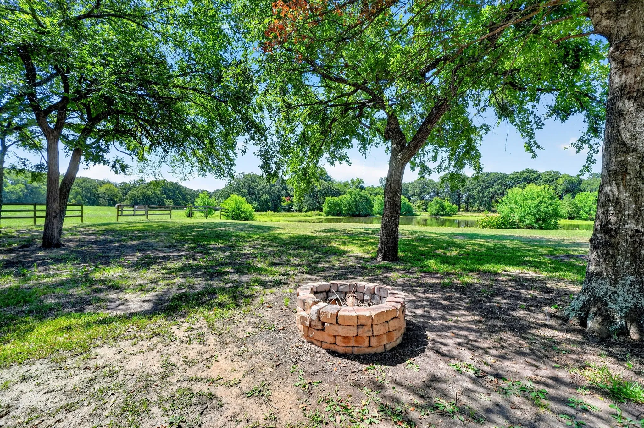 Single Family Residence For Sale in Hunt County , 3041 Choctaw Road, Commerce, Texas 75428, 3 Bedroom, 3 Bathroom, 6 Garage spaces, 2,682 Sqft, built in 1987, mls#21333975, Real Estate Agent in Commerce, Homes For Sale in Hunt county, Homes For Sale in Commerce, Realtor in Commerce Texas, Real Estate Brokerage Independent Realty Texas, Luminita Cordes Realtor