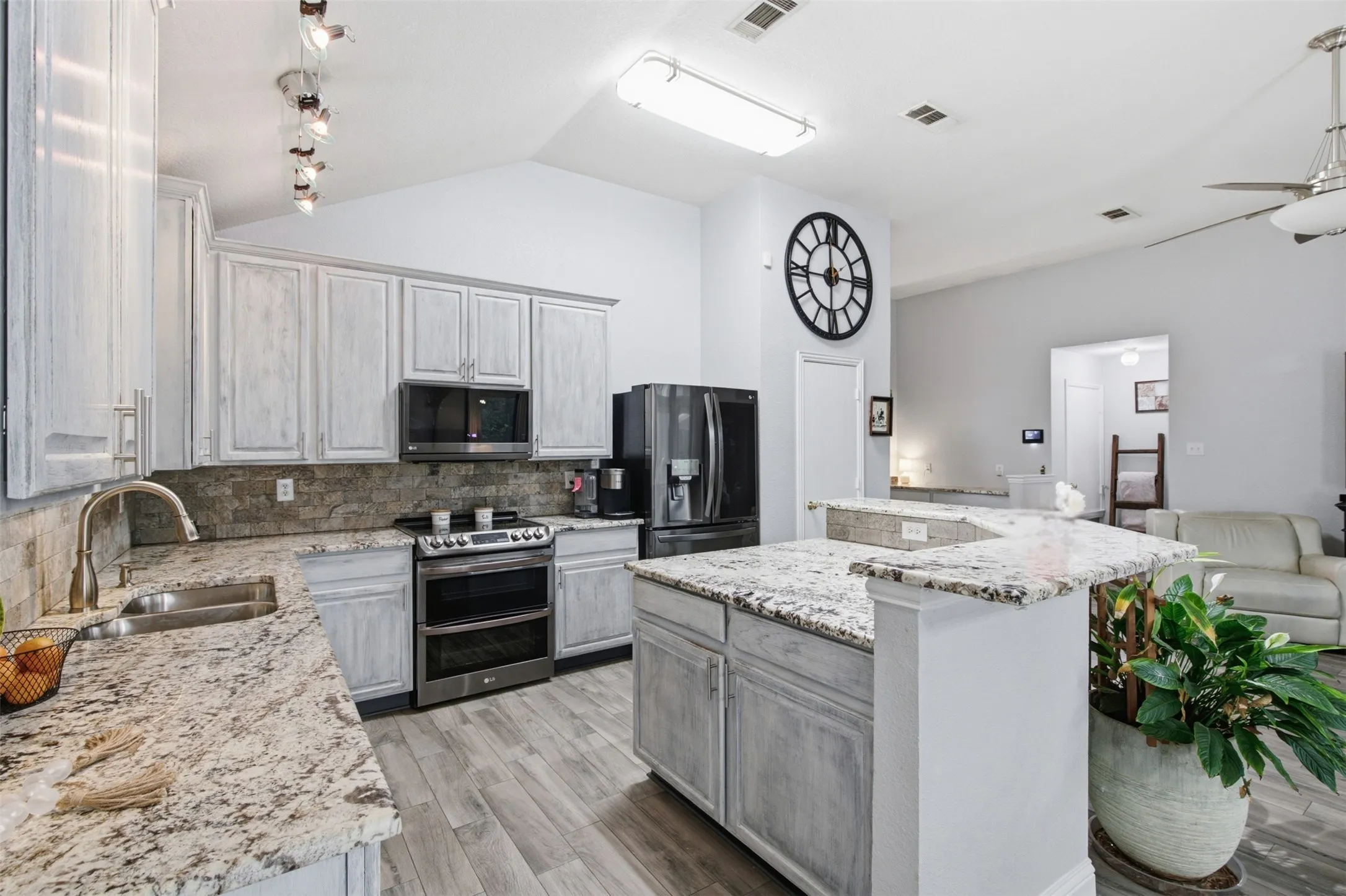 Single Family Residence For Sale in Collin County , 600 Crystal Falls Drive, Mc Kinney, Texas 75071, 3 Bedroom, 2 Bathroom, 2 Garage spaces, 1,746 Sqft, built in 2004, mls#21333965, Real Estate Agent in Mc Kinney, Homes For Sale in Collin county, Homes For Sale in Mc Kinney, Realtor in Mc Kinney Texas, Real Estate Brokerage Independent Realty Texas, Luminita Cordes Realtor