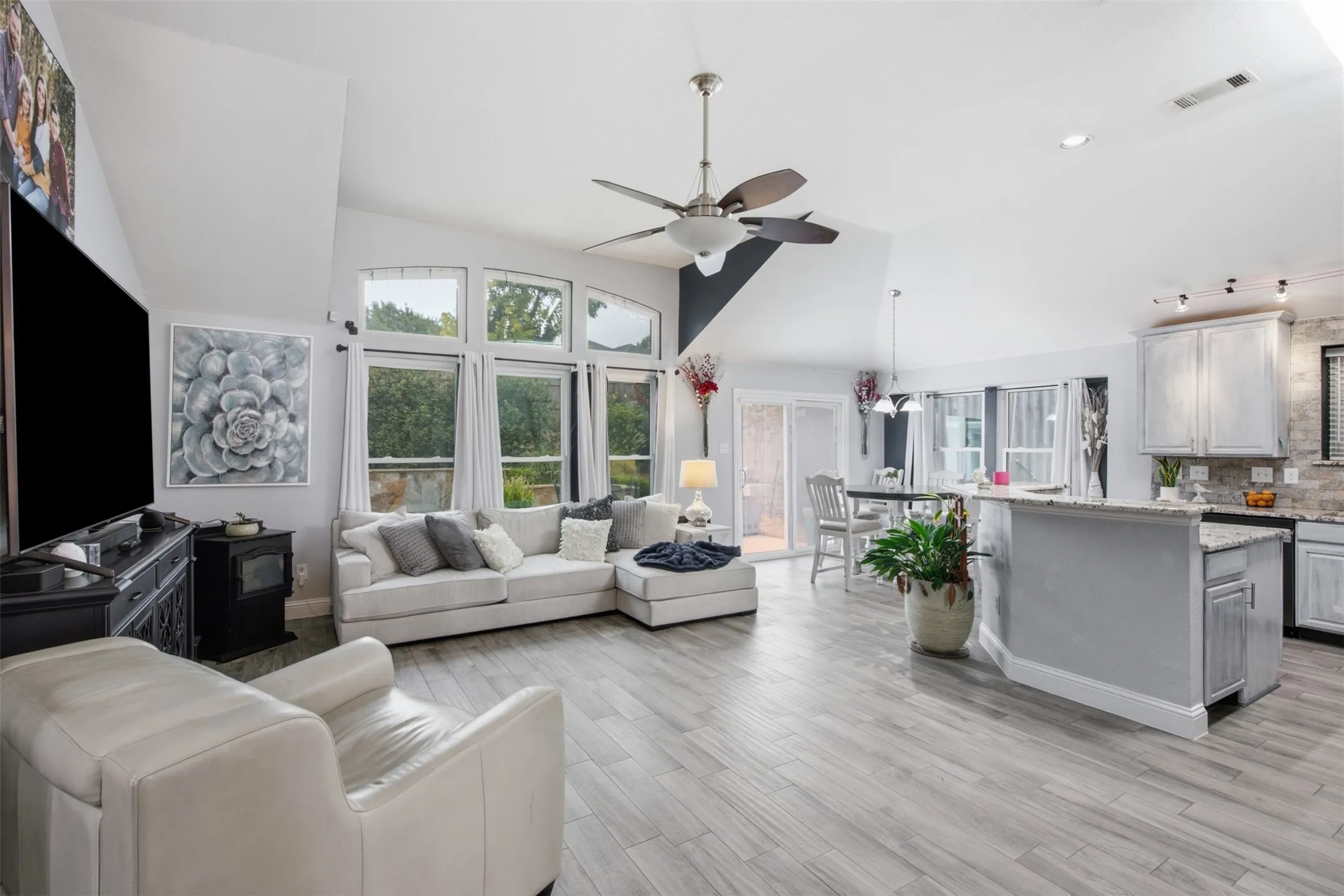 Single Family Residence For Sale in Collin County , 600 Crystal Falls Drive, Mc Kinney, Texas 75071, 3 Bedroom, 2 Bathroom, 2 Garage spaces, 1,746 Sqft, built in 2004, mls#21333965, Real Estate Agent in Mc Kinney, Homes For Sale in Collin county, Homes For Sale in Mc Kinney, Realtor in Mc Kinney Texas, Real Estate Brokerage Independent Realty Texas, Luminita Cordes Realtor