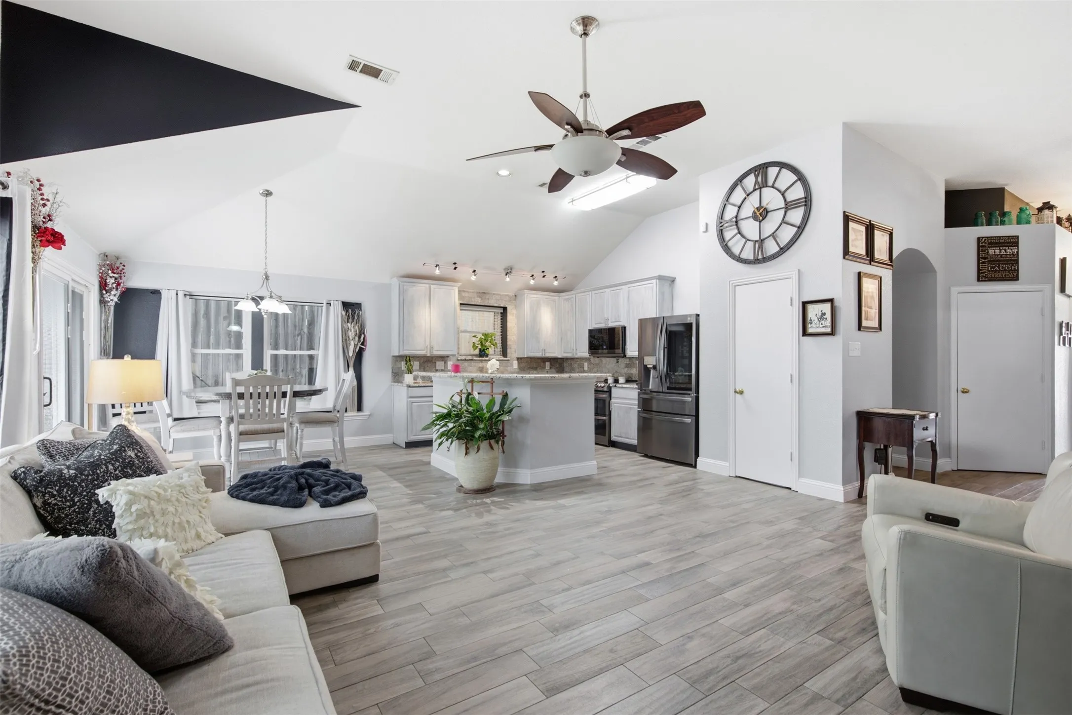 Single Family Residence For Sale in Collin County , 600 Crystal Falls Drive, Mc Kinney, Texas 75071, 3 Bedroom, 2 Bathroom, 2 Garage spaces, 1,746 Sqft, built in 2004, mls#21333965, Real Estate Agent in Mc Kinney, Homes For Sale in Collin county, Homes For Sale in Mc Kinney, Realtor in Mc Kinney Texas, Real Estate Brokerage Independent Realty Texas, Luminita Cordes Realtor