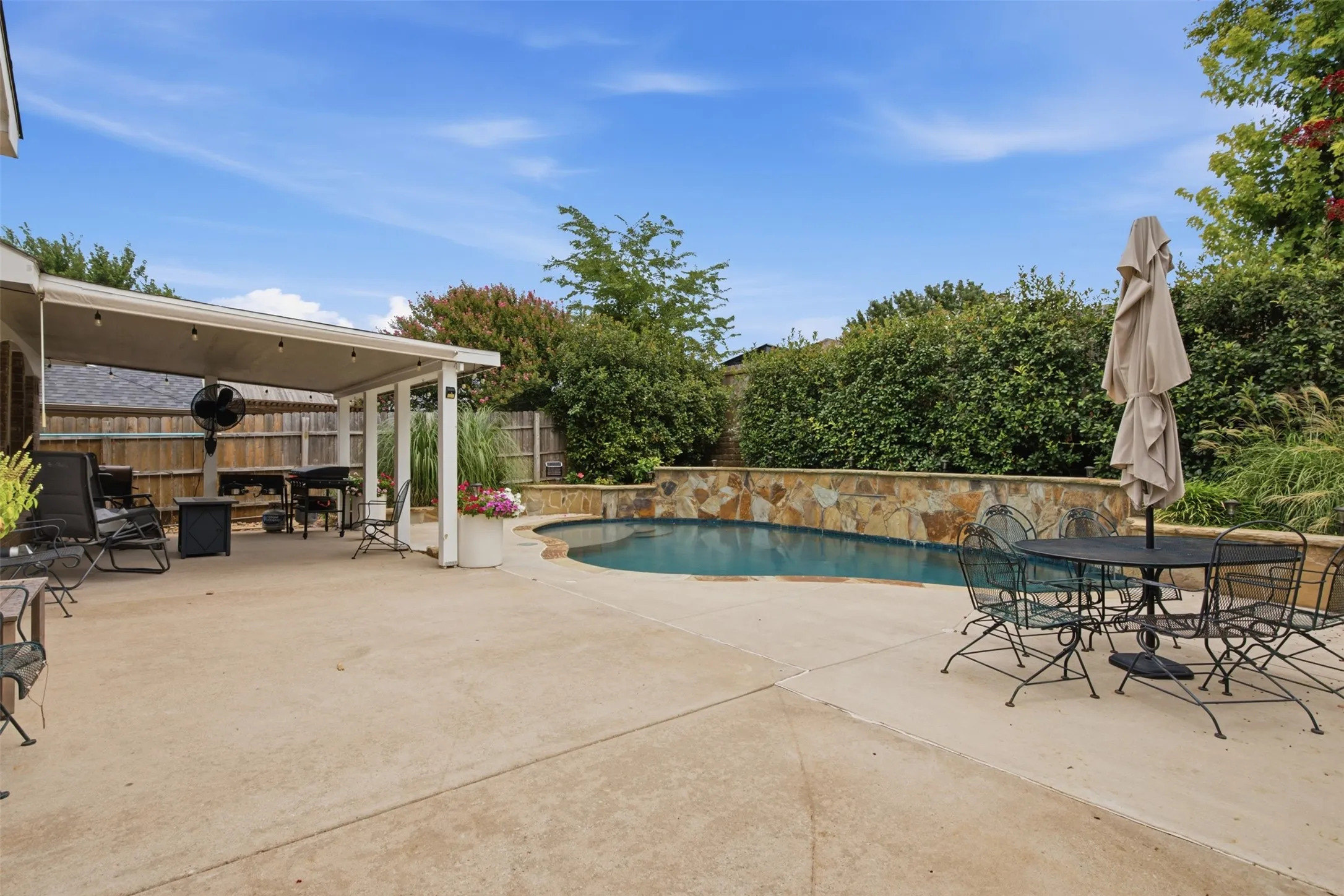 Single Family Residence For Sale in Collin County , 600 Crystal Falls Drive, Mc Kinney, Texas 75071, 3 Bedroom, 2 Bathroom, 2 Garage spaces, 1,746 Sqft, built in 2004, mls#21333965, Real Estate Agent in Mc Kinney, Homes For Sale in Collin county, Homes For Sale in Mc Kinney, Realtor in Mc Kinney Texas, Real Estate Brokerage Independent Realty Texas, Luminita Cordes Realtor