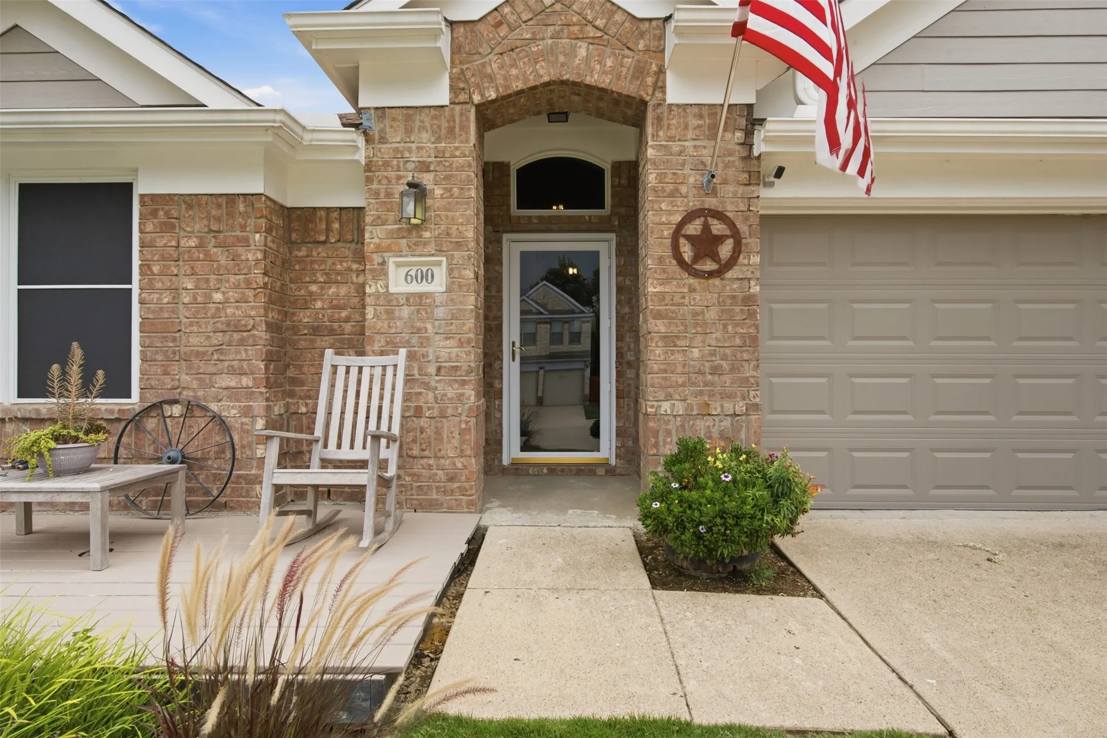 Single Family Residence For Sale in Collin County , 600 Crystal Falls Drive, Mc Kinney, Texas 75071, 3 Bedroom, 2 Bathroom, 2 Garage spaces, 1,746 Sqft, built in 2004, mls#21333965, Real Estate Agent in Mc Kinney, Homes For Sale in Collin county, Homes For Sale in Mc Kinney, Realtor in Mc Kinney Texas, Real Estate Brokerage Independent Realty Texas, Luminita Cordes Realtor